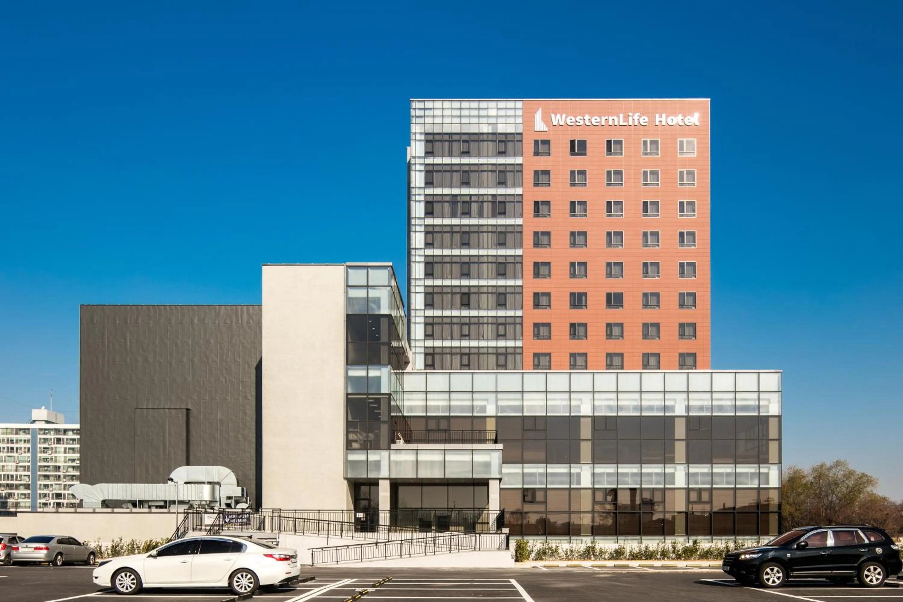 Facade/entrance in WesternLife Hotel