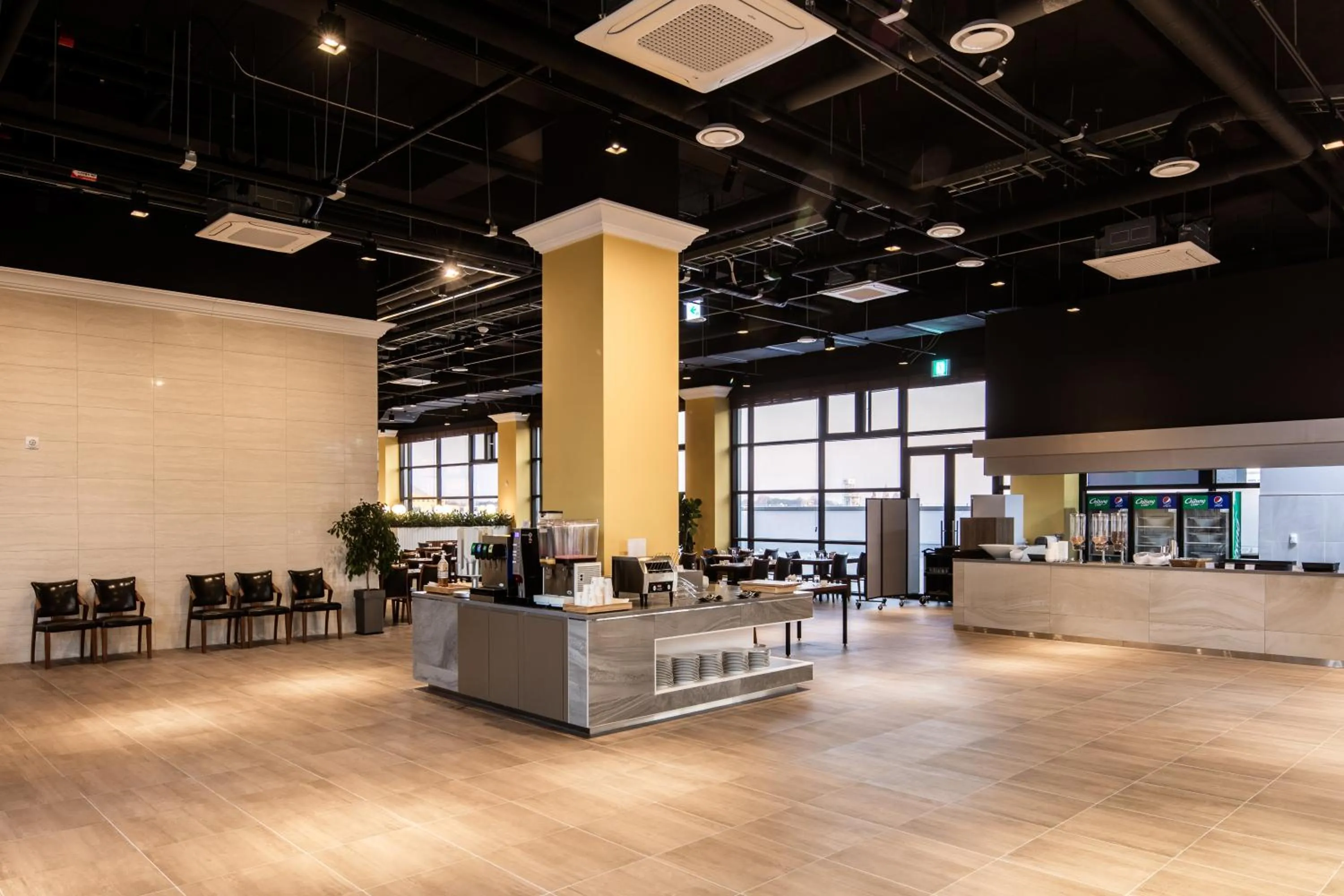 Restaurant/places to eat in WesternLife Hotel