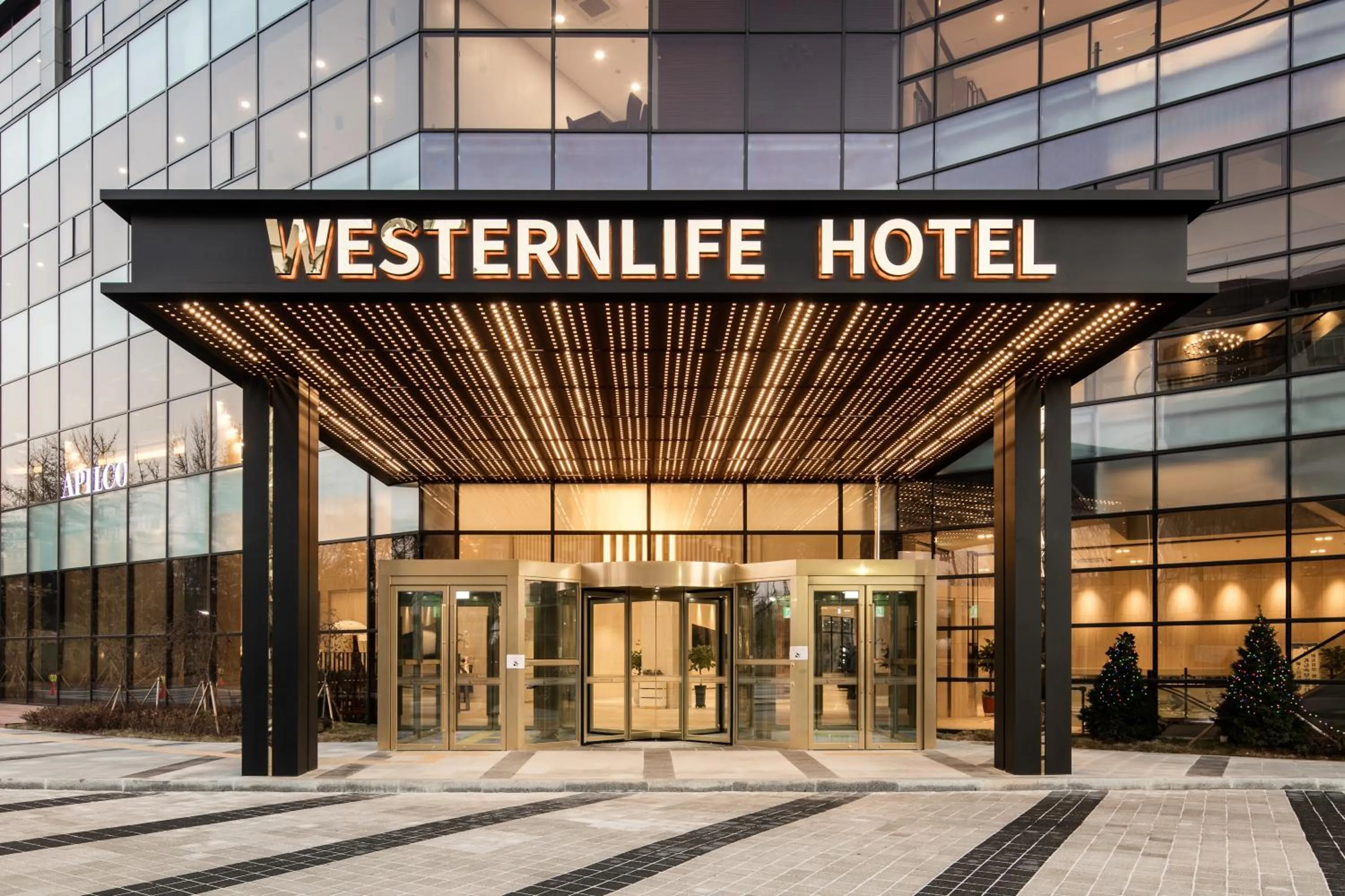 Facade/entrance in WesternLife Hotel
