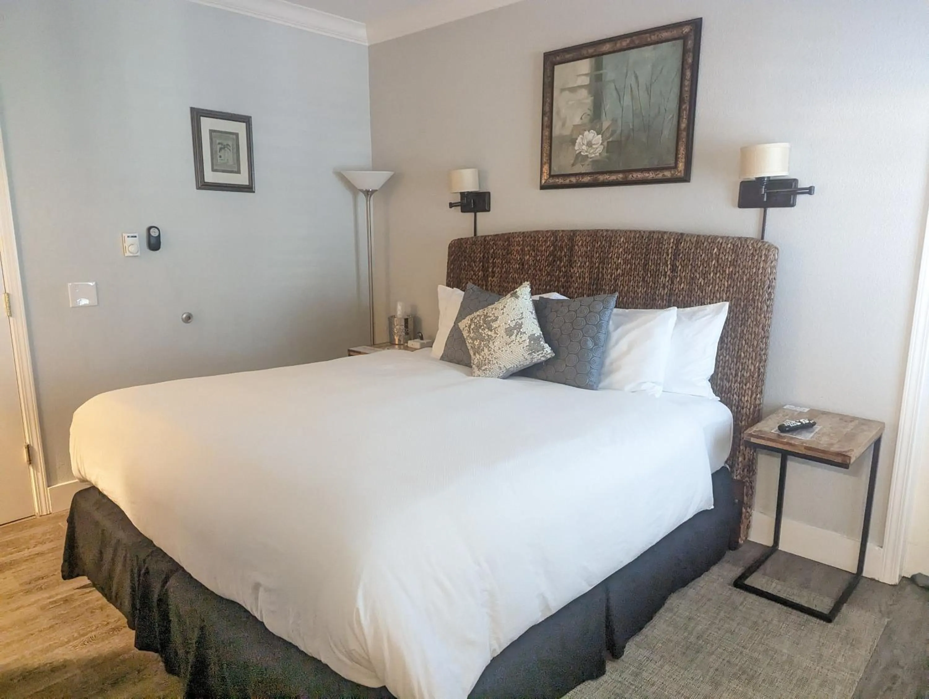 Bed in Capitola Hotel