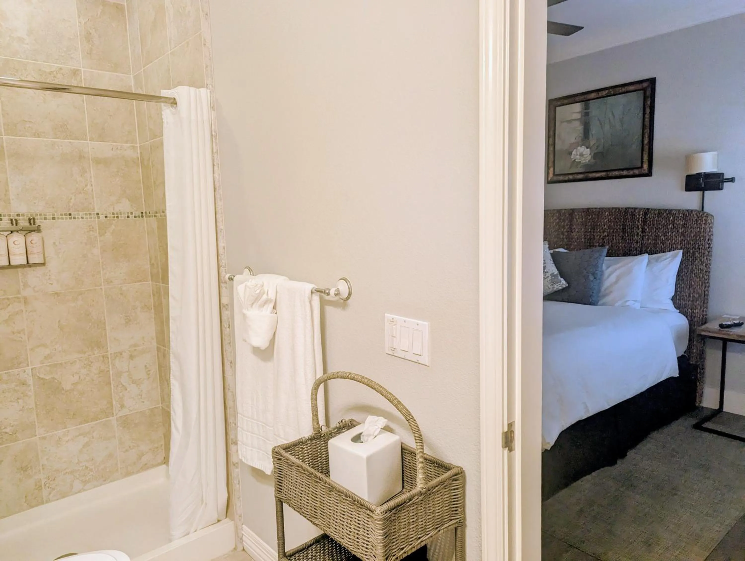 Bathroom, Bed in Capitola Hotel