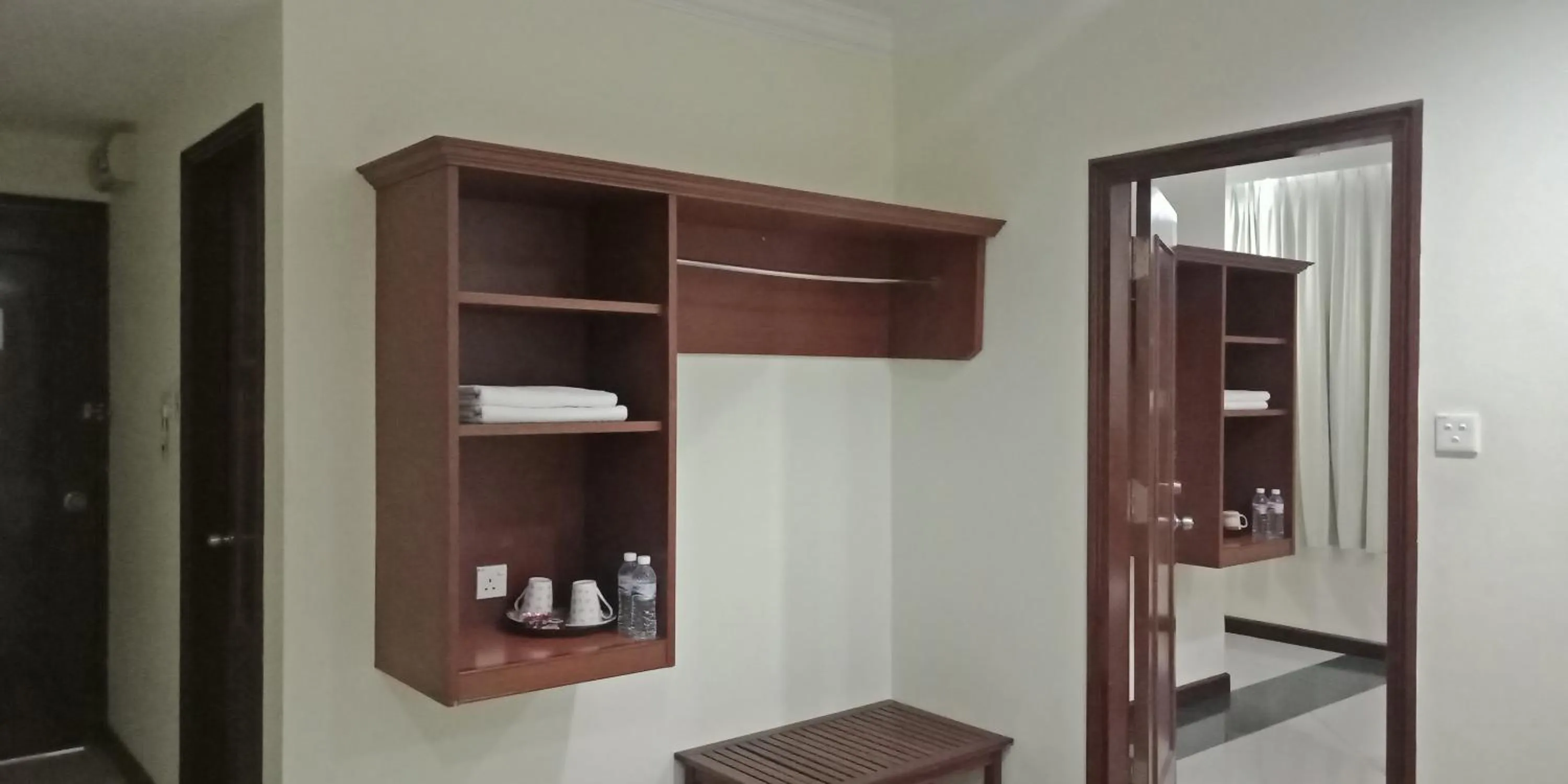 The Upper Deck Hotel