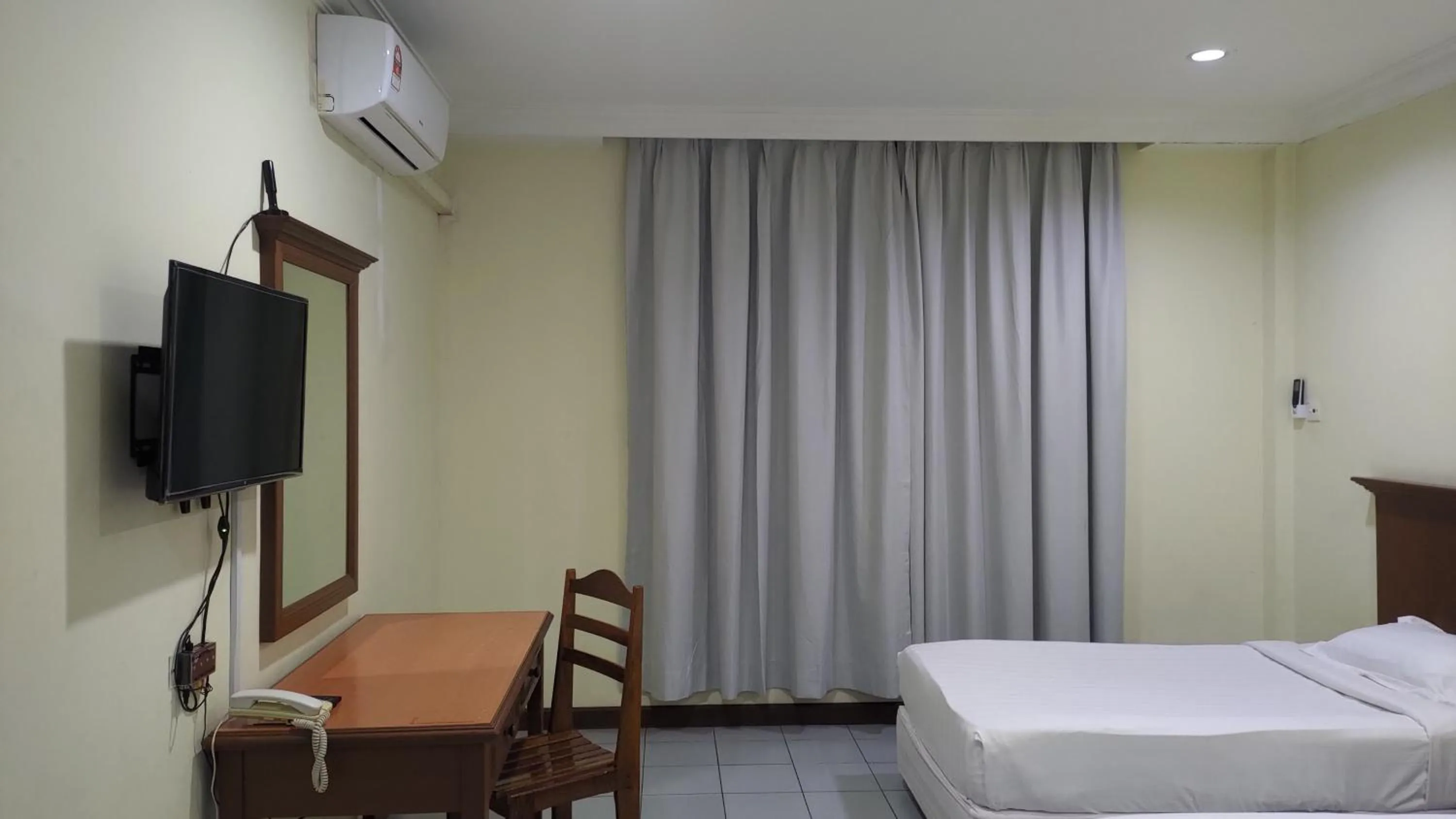 Bed in The Upper Deck Hotel