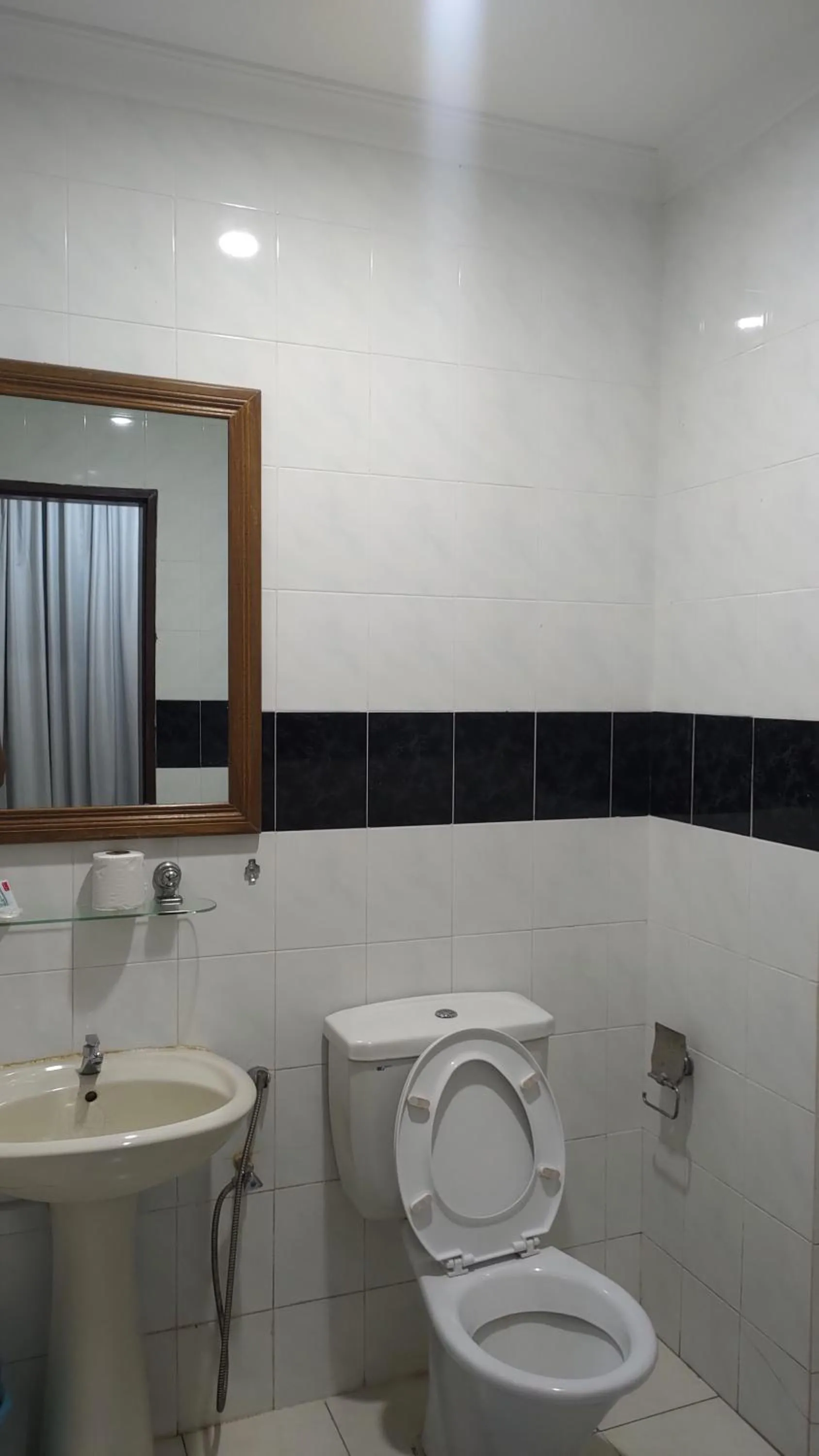 The Upper Deck Hotel