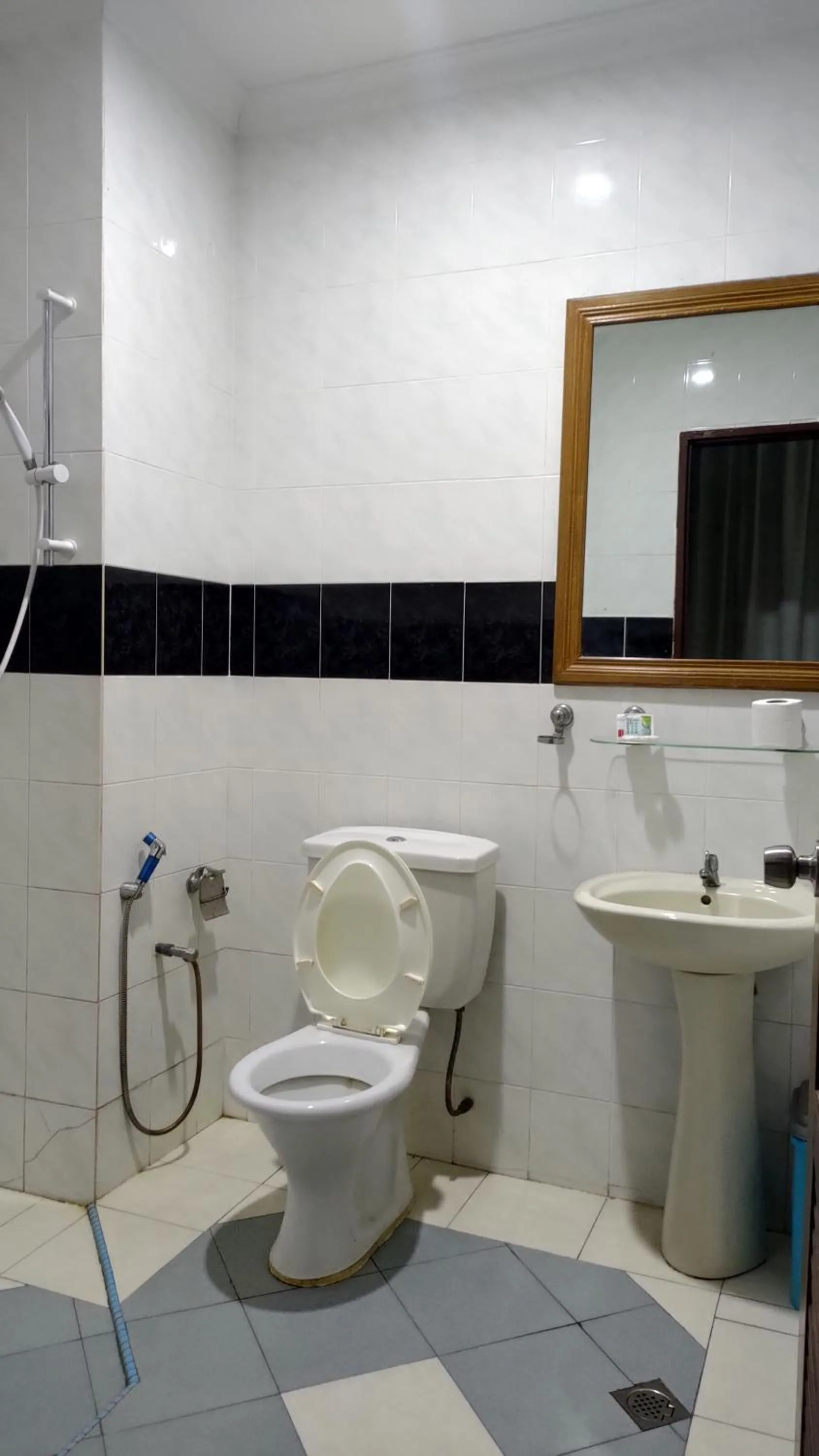 The Upper Deck Hotel