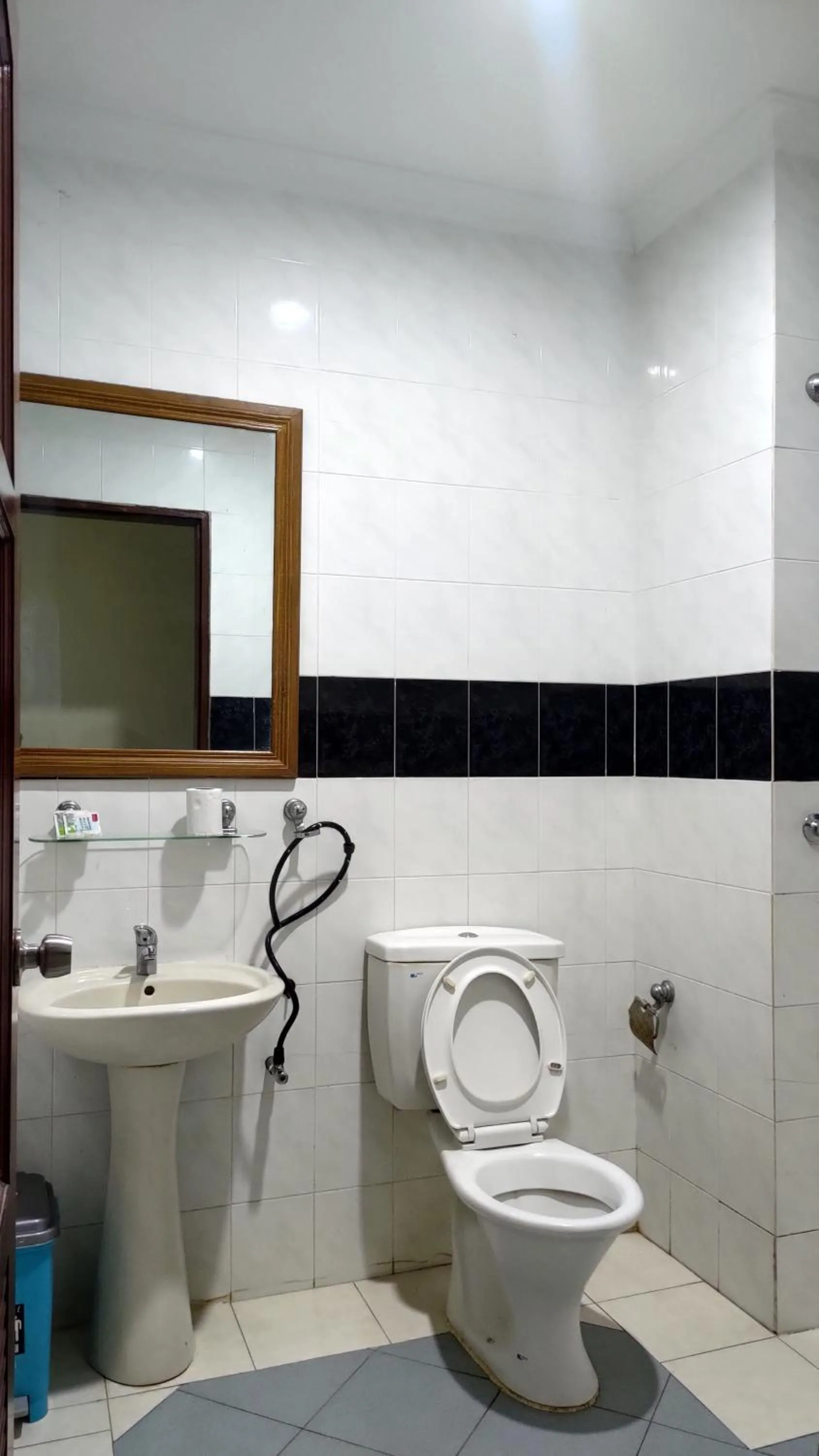 The Upper Deck Hotel