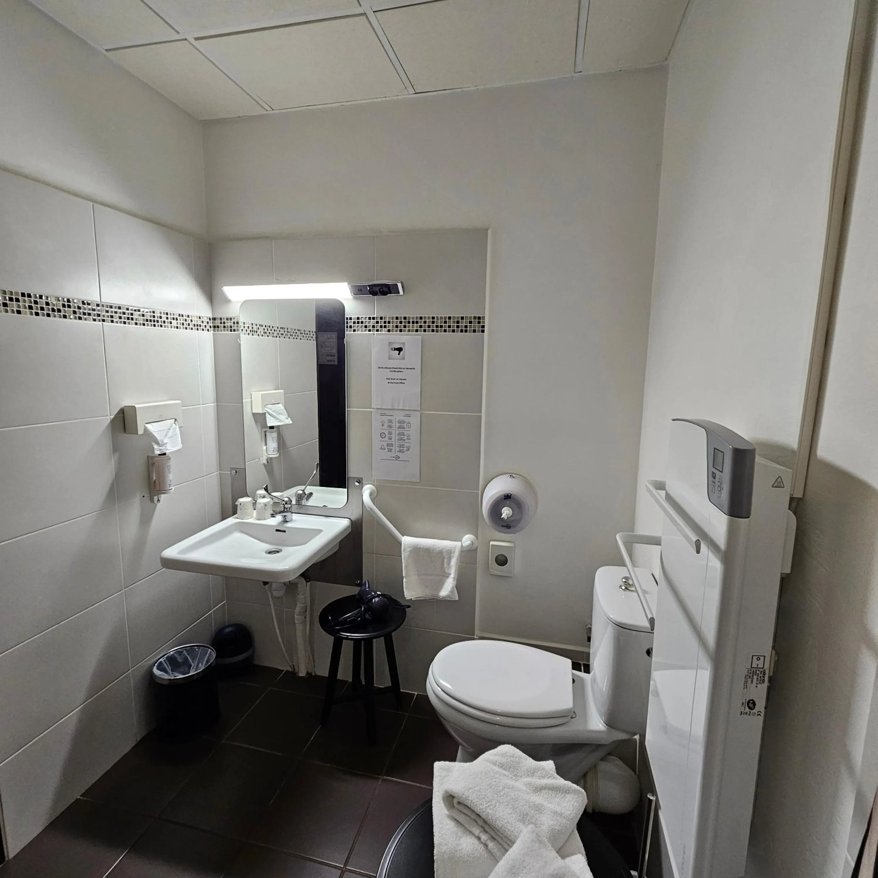 Shower in Best Western Terre de Provence