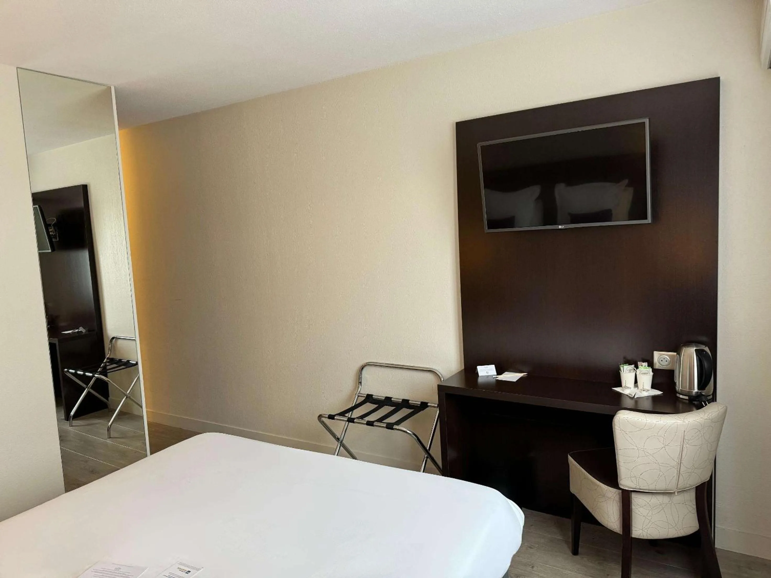 Photo of the whole room, Bed in Best Western Terre de Provence