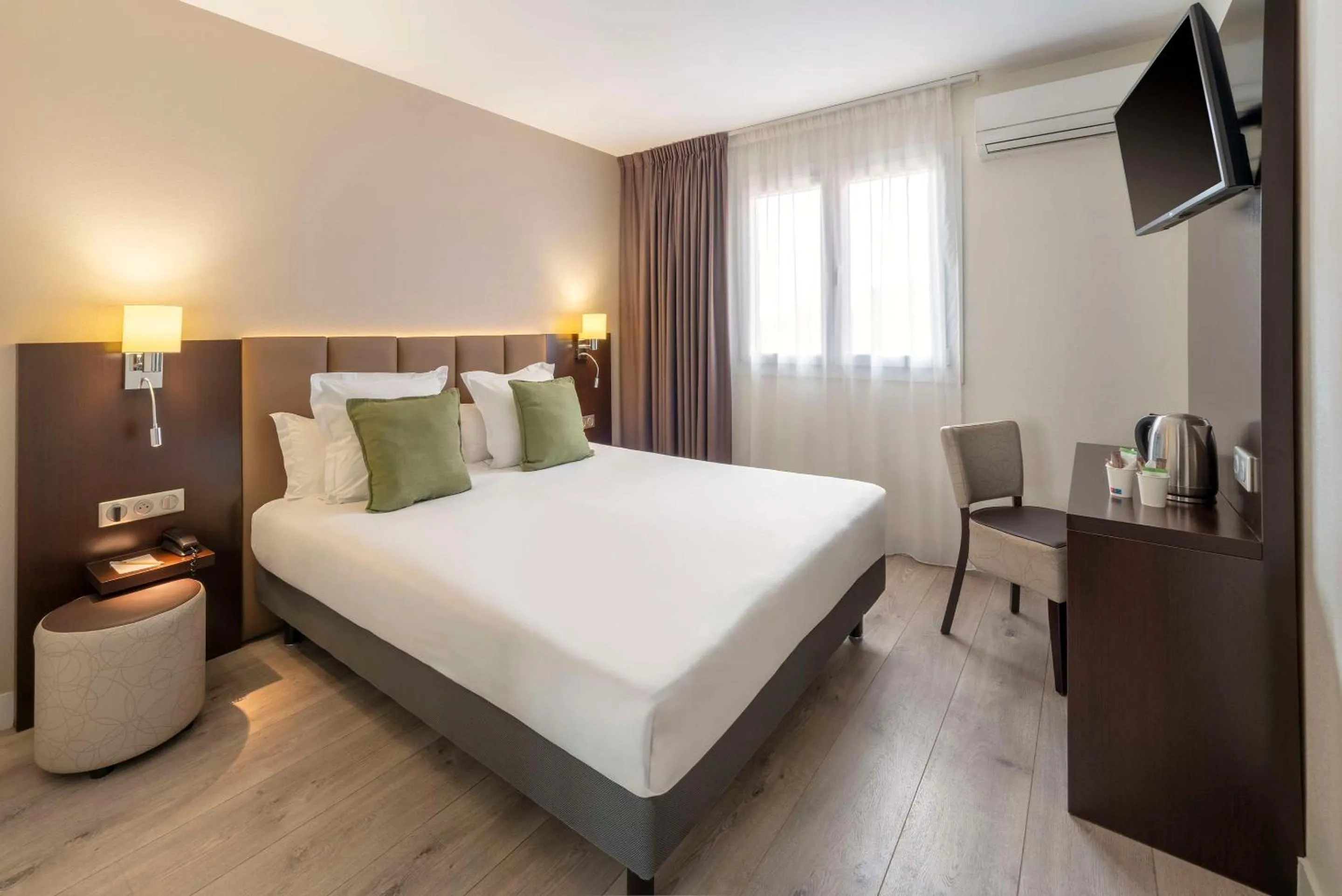 Photo of the whole room, Bed in Best Western Terre de Provence