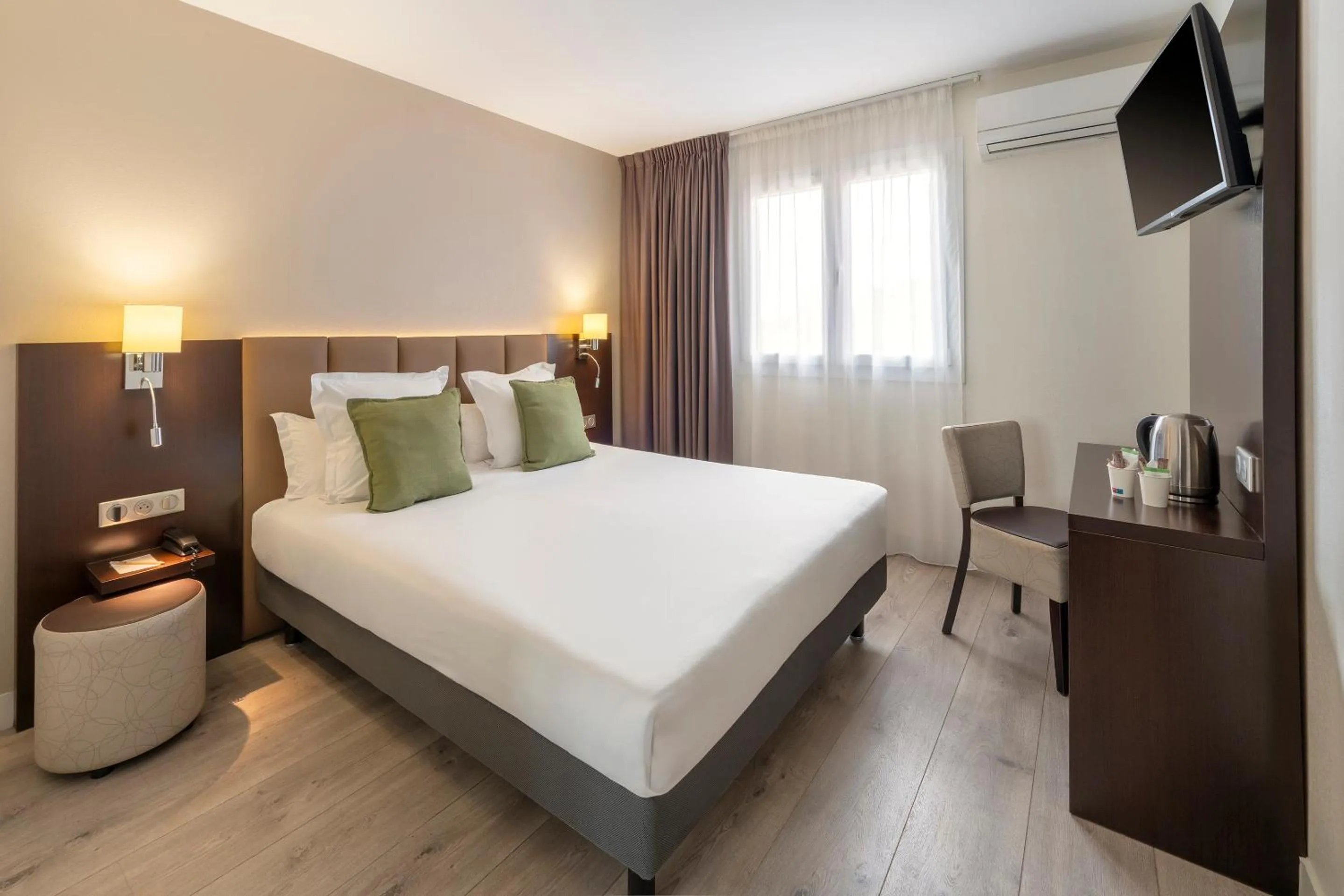 Bedroom, Bed in Best Western Terre de Provence