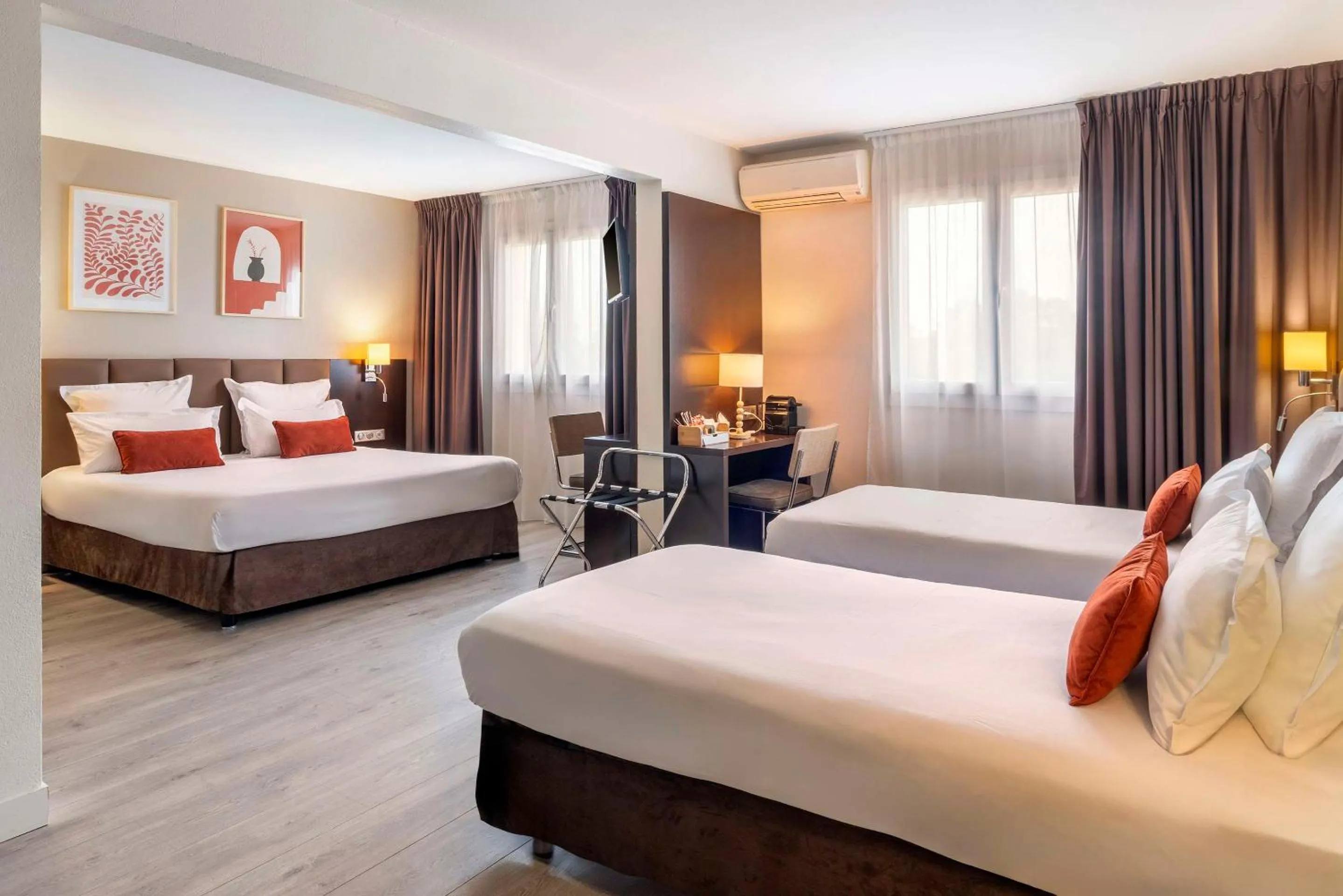 Photo of the whole room, Bed in Best Western Terre de Provence