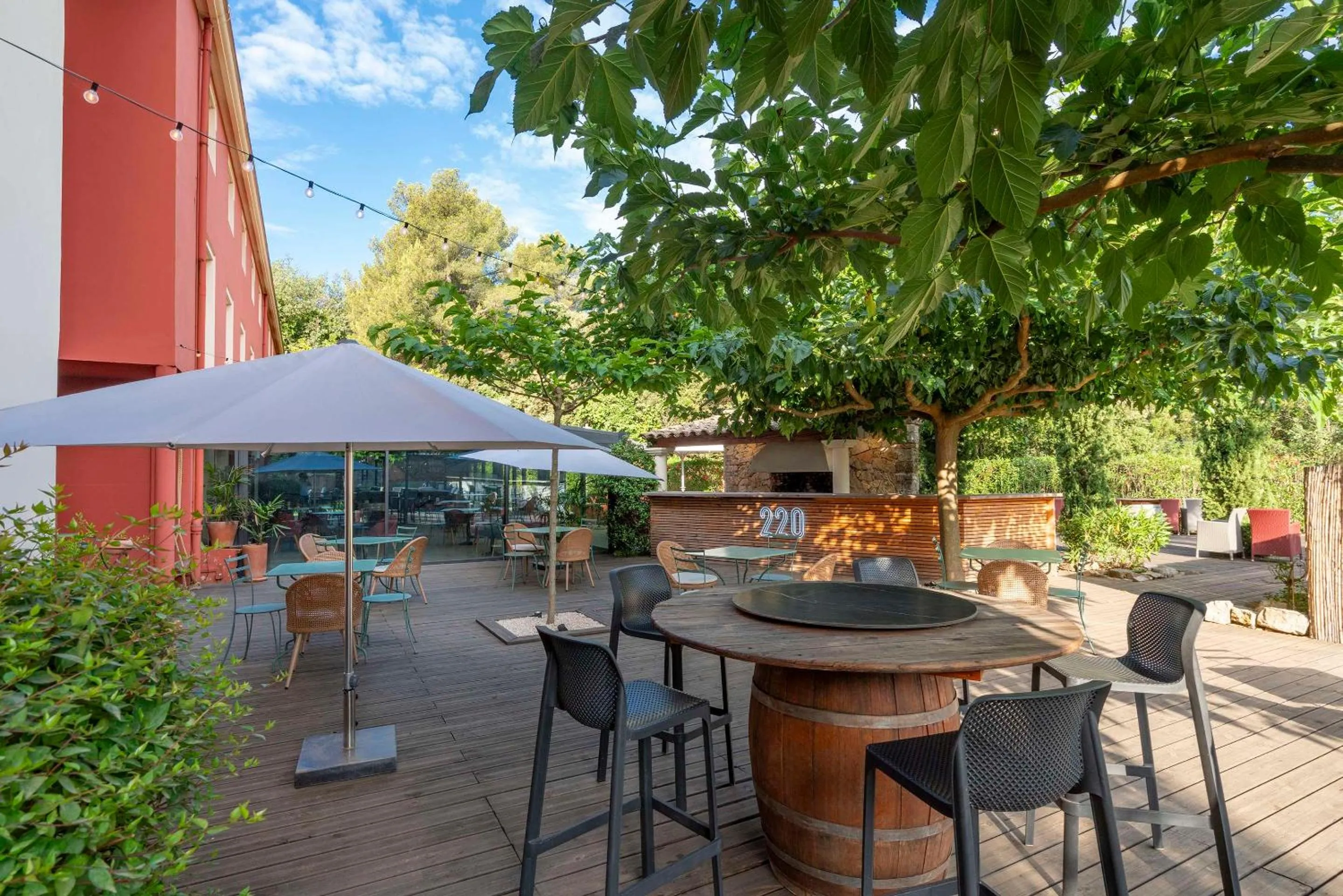 Property building in Best Western Terre de Provence