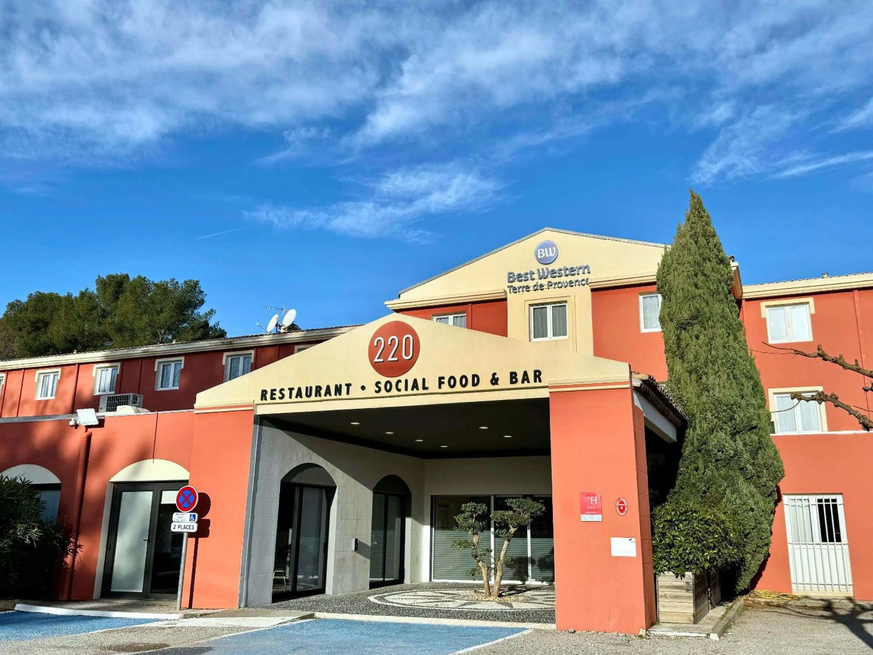 Property building in Best Western Terre de Provence