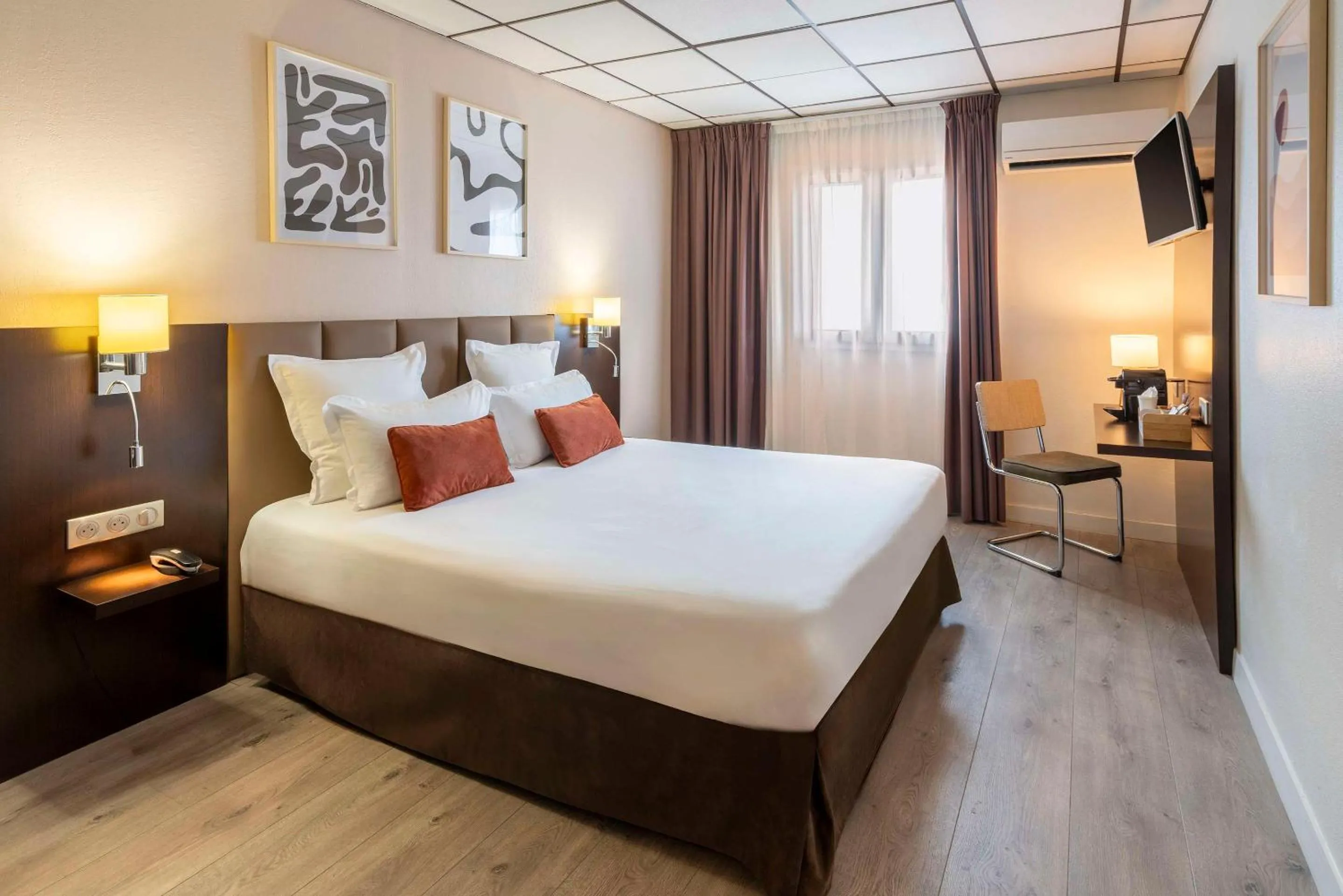 Photo of the whole room, Bed in Best Western Terre de Provence