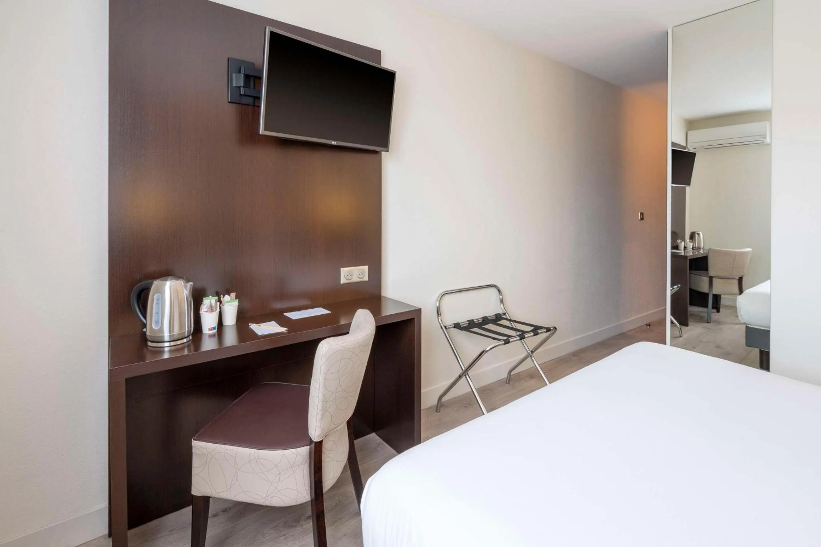 Photo of the whole room, Bed in Best Western Terre de Provence