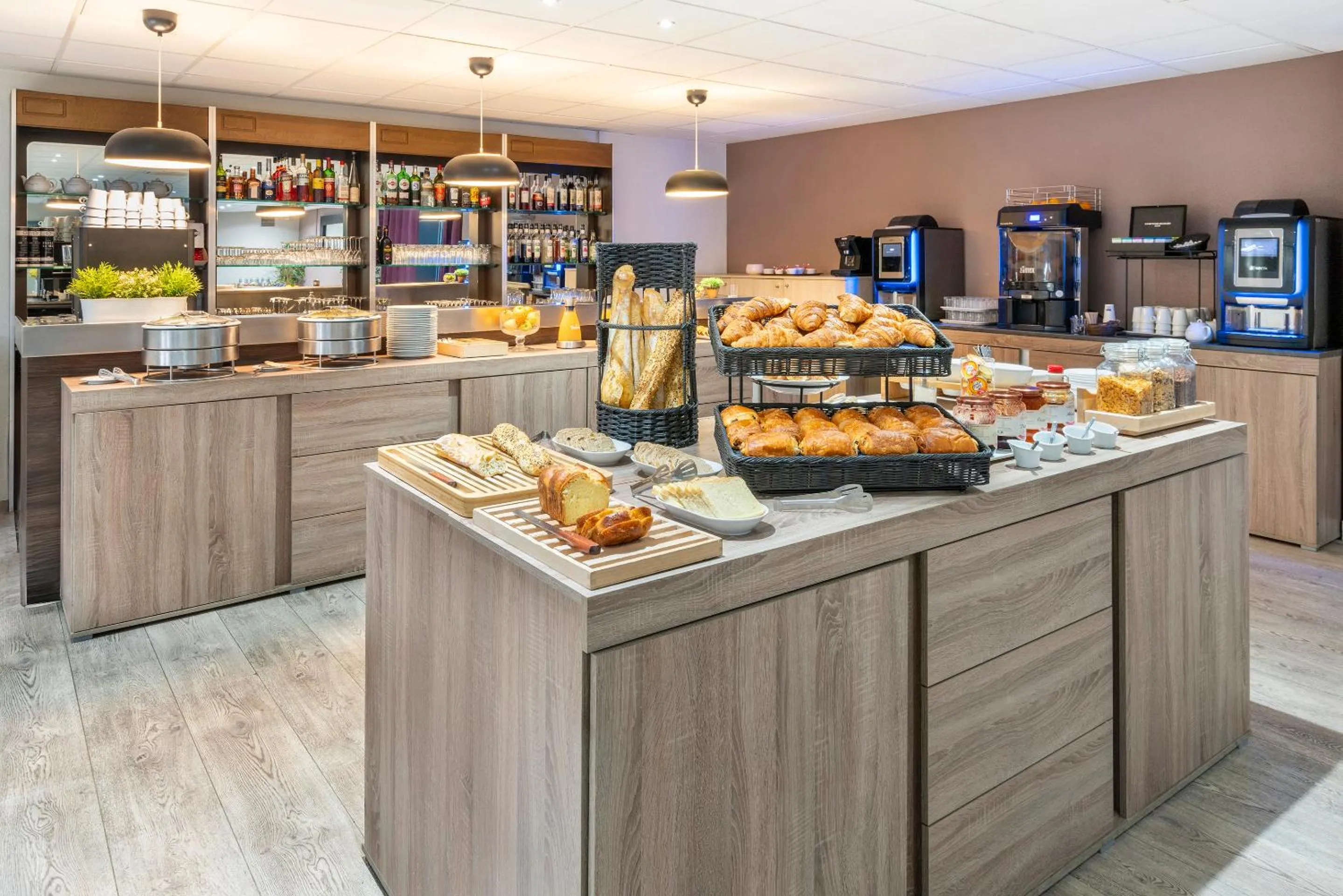 Buffet breakfast in Best Western Terre de Provence