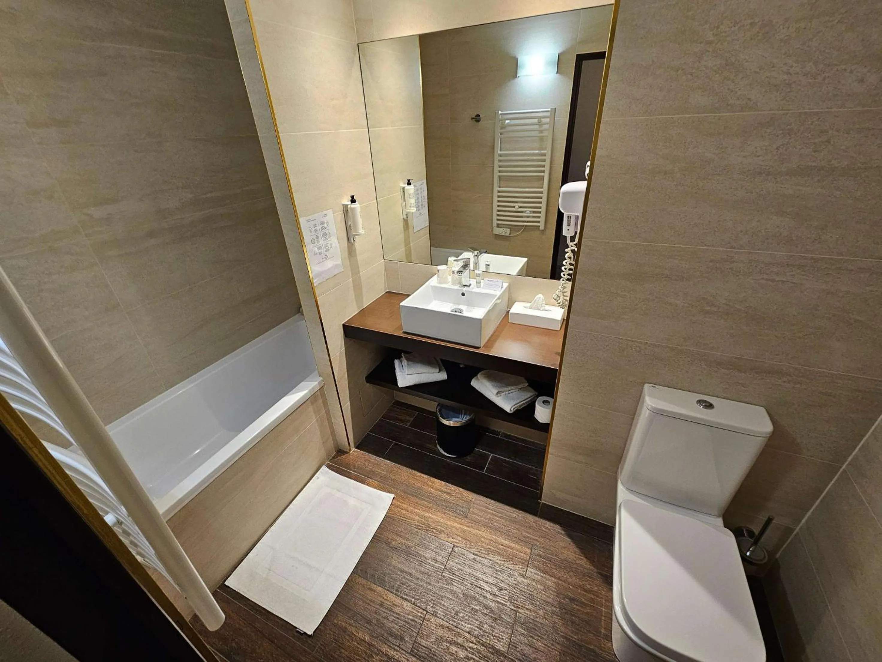 Photo of the whole room in Best Western Terre de Provence