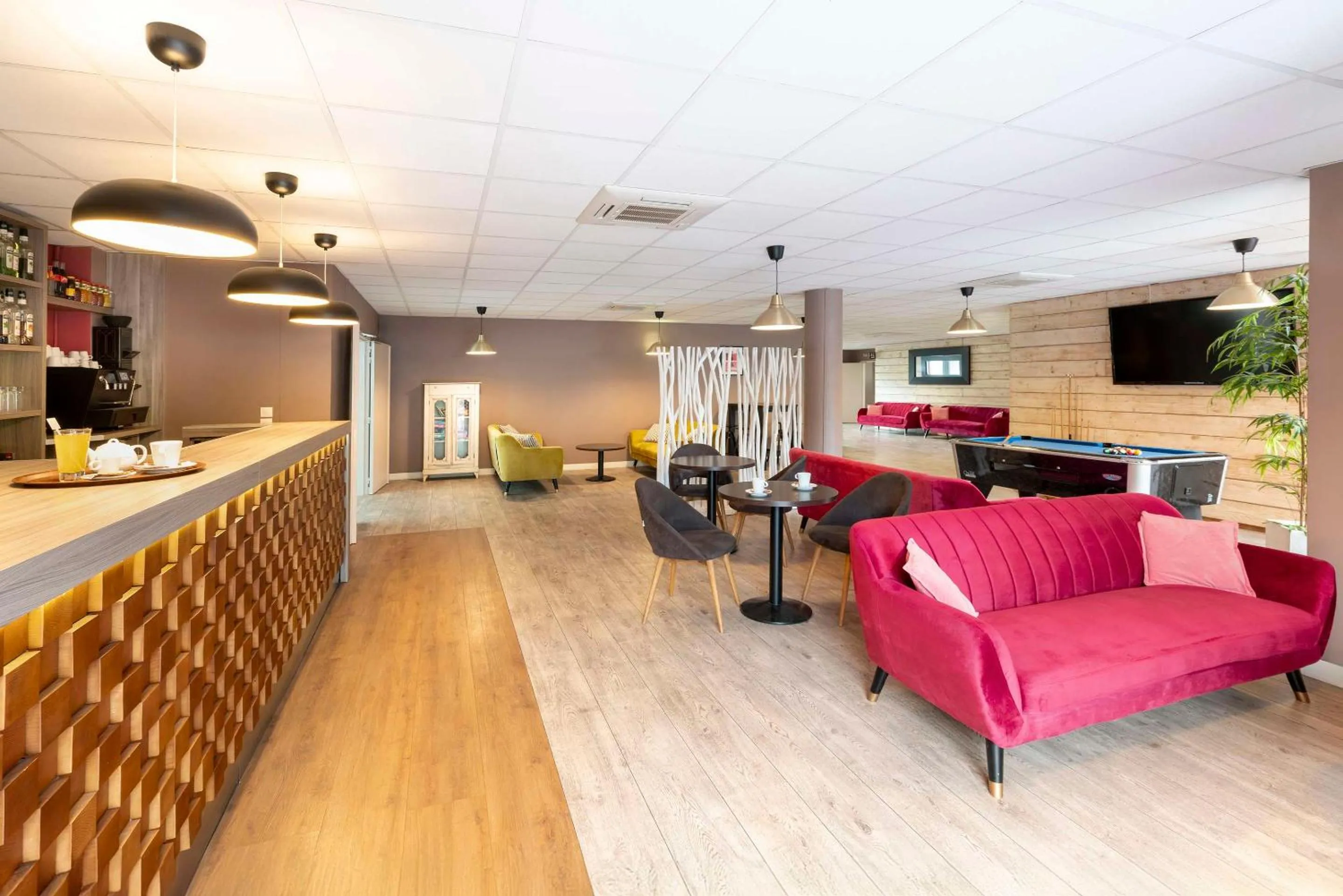 Lounge or bar in Best Western Terre de Provence