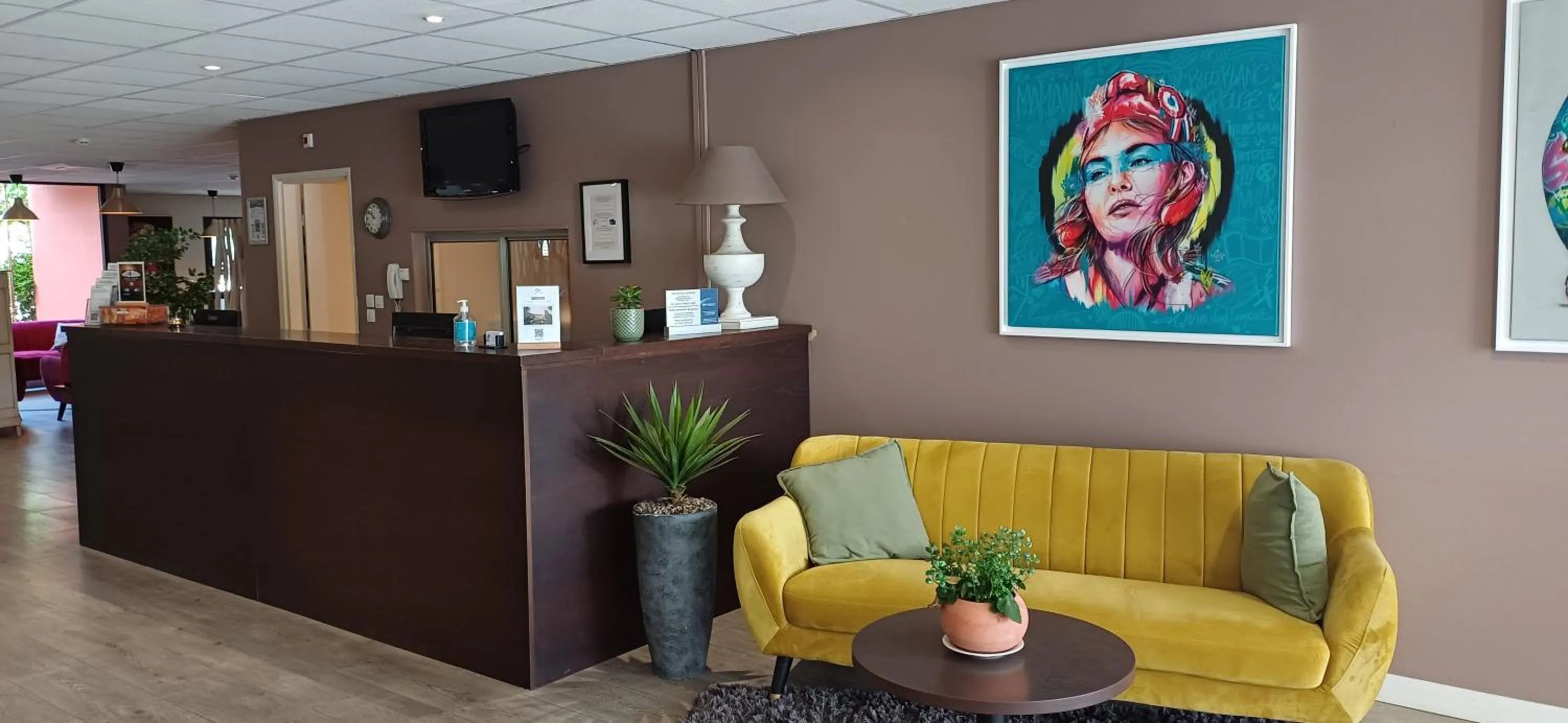 Lobby or reception in Best Western Terre de Provence