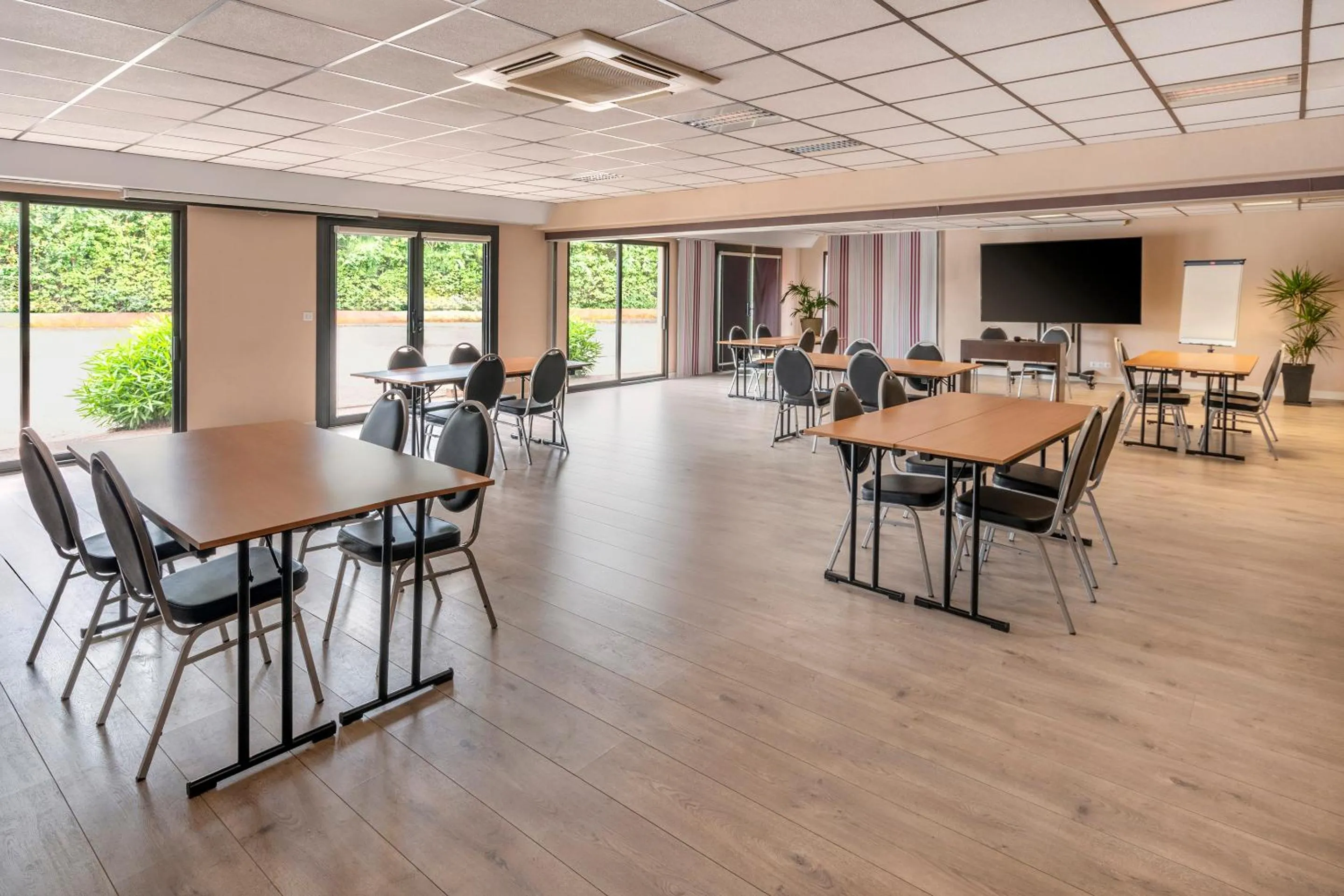 Meeting/conference room in Best Western Terre de Provence
