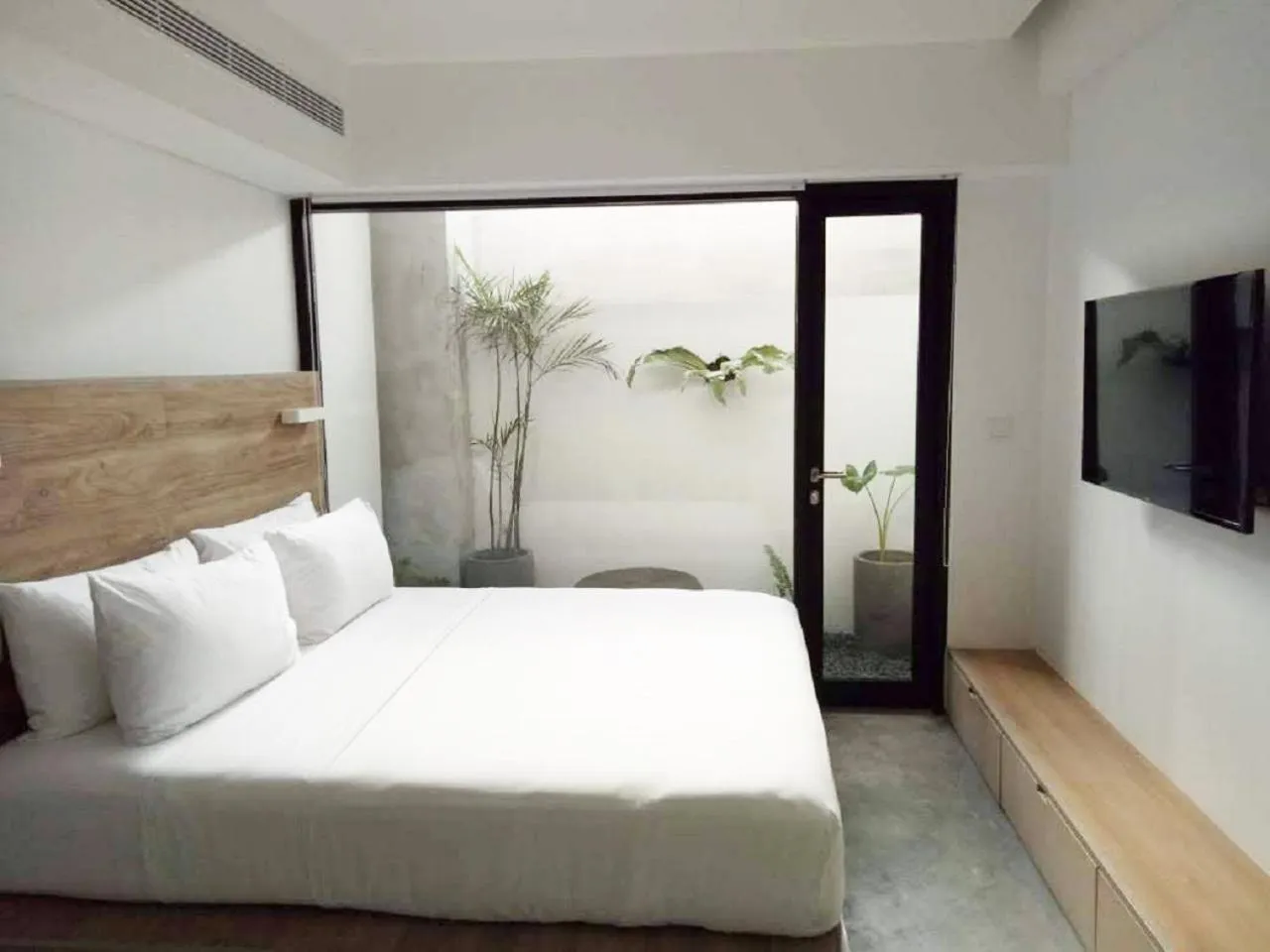 TV and multimedia, Bed in Lloyd's Inn Bali