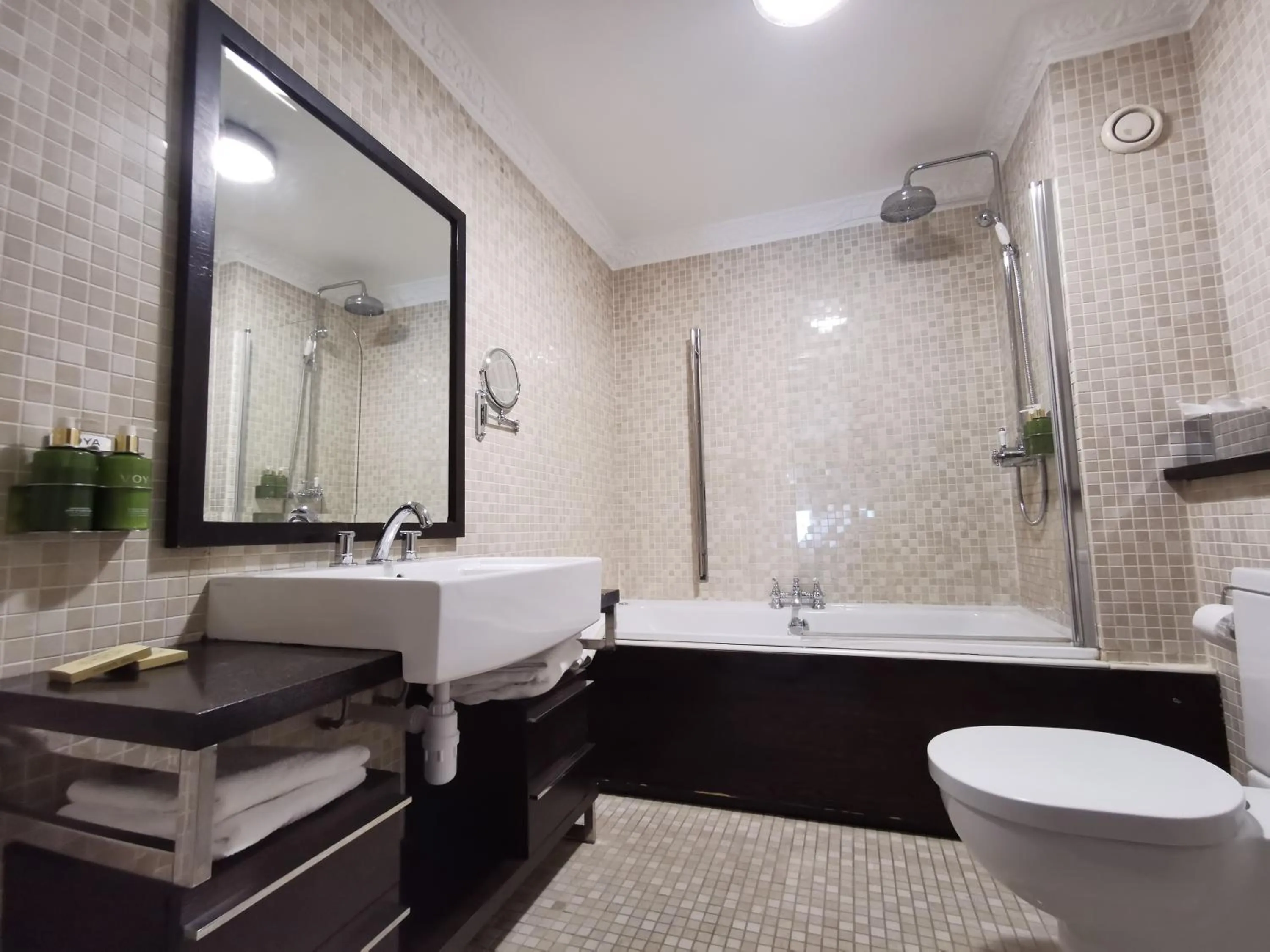 Bathroom in Langtons Hotel Kilkenny