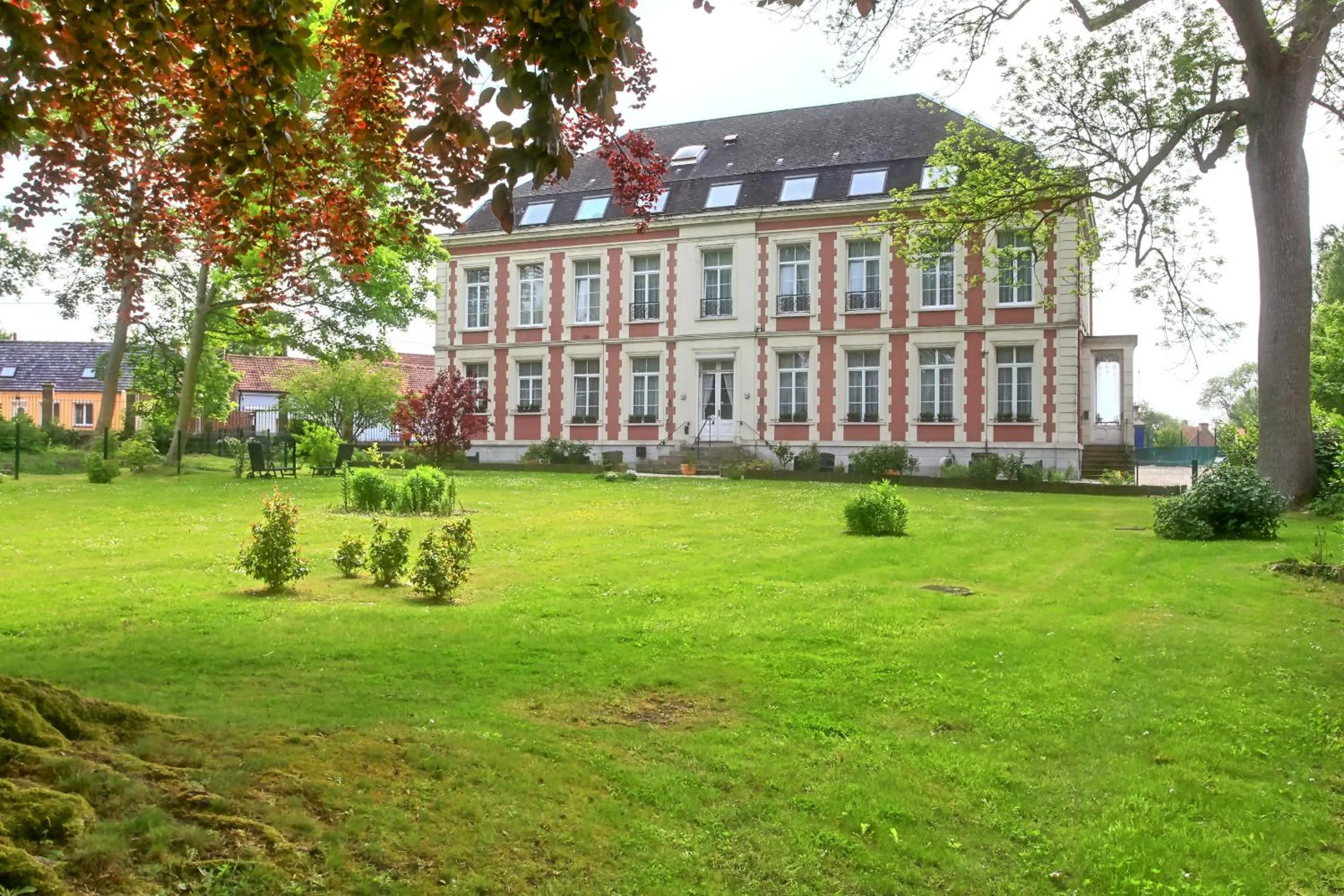 Property building in Château de Moulin-le-Comte