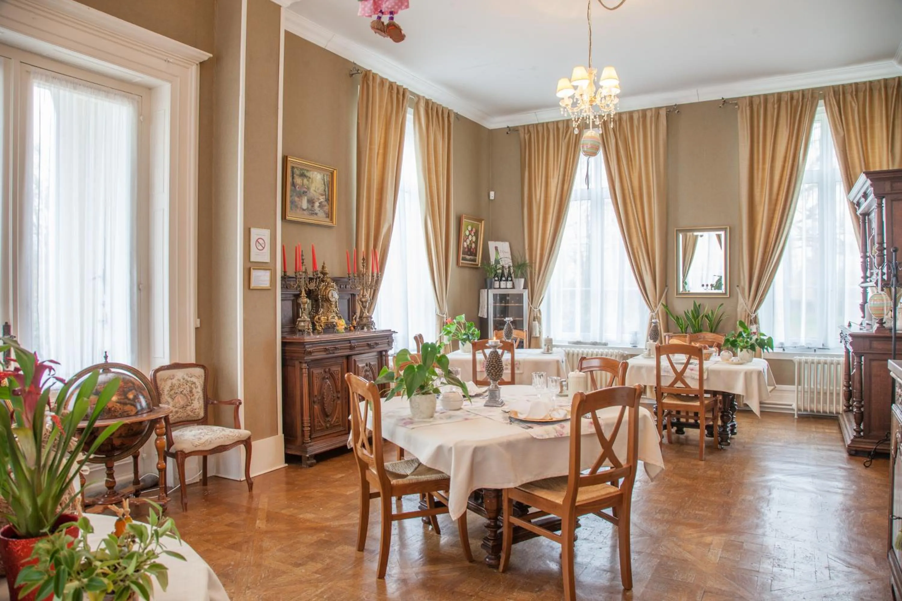 Restaurant/places to eat in Château de Moulin-le-Comte