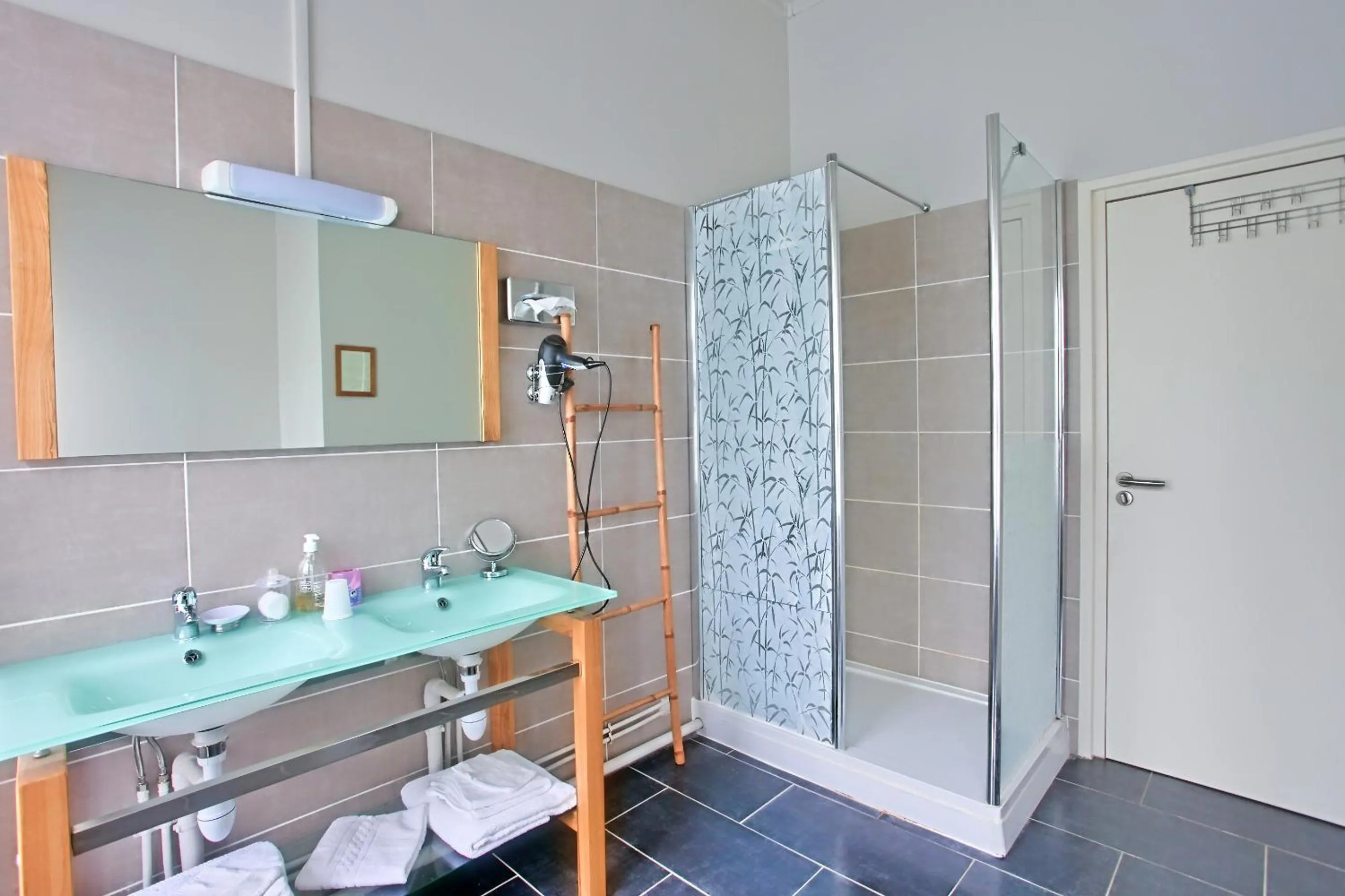 Shower in Château de Moulin-le-Comte