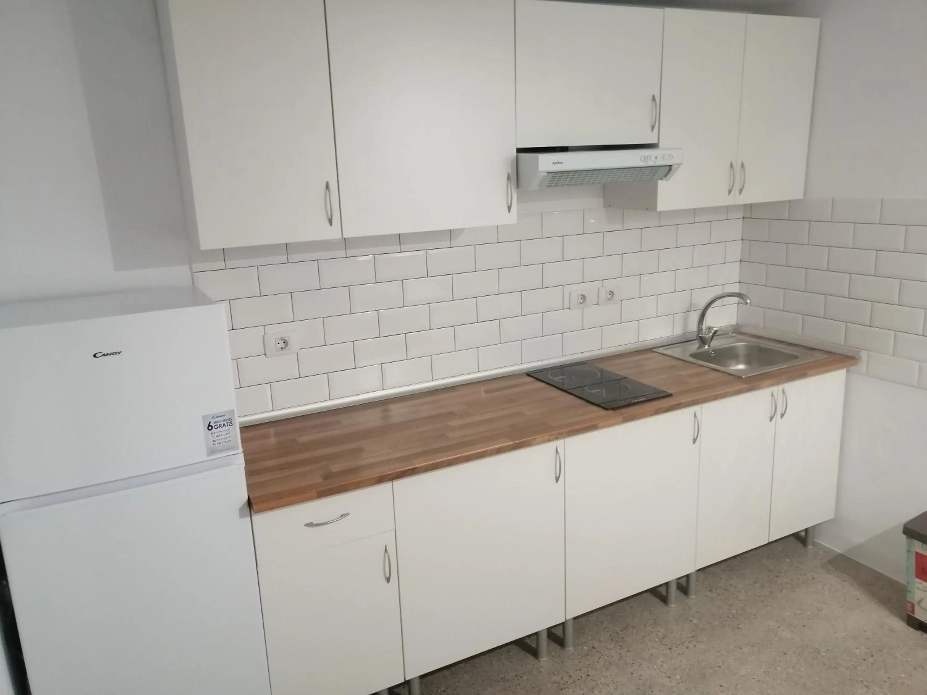 Communal kitchen in Alcaravaneras Hostel