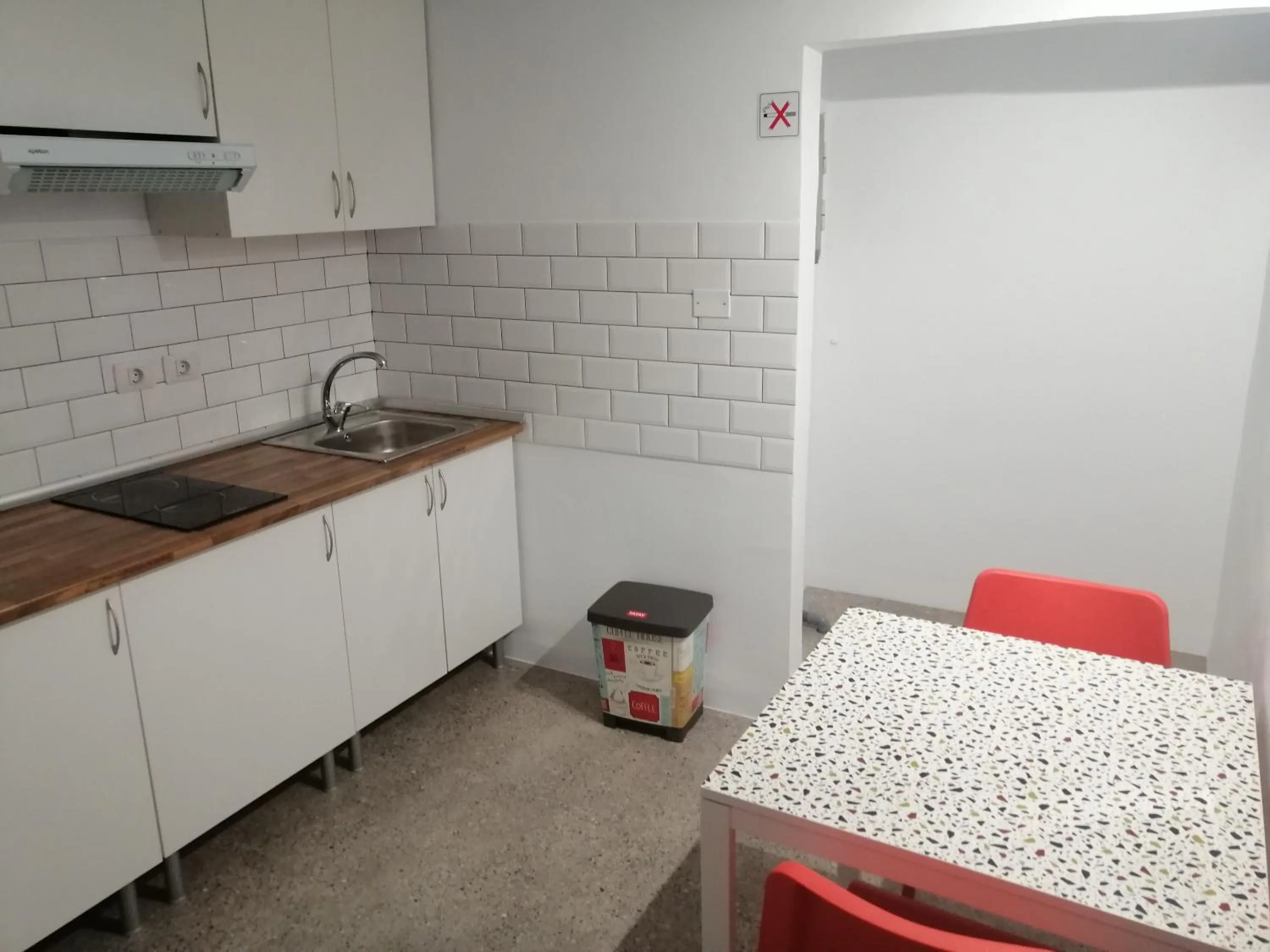 Communal kitchen in Alcaravaneras Hostel