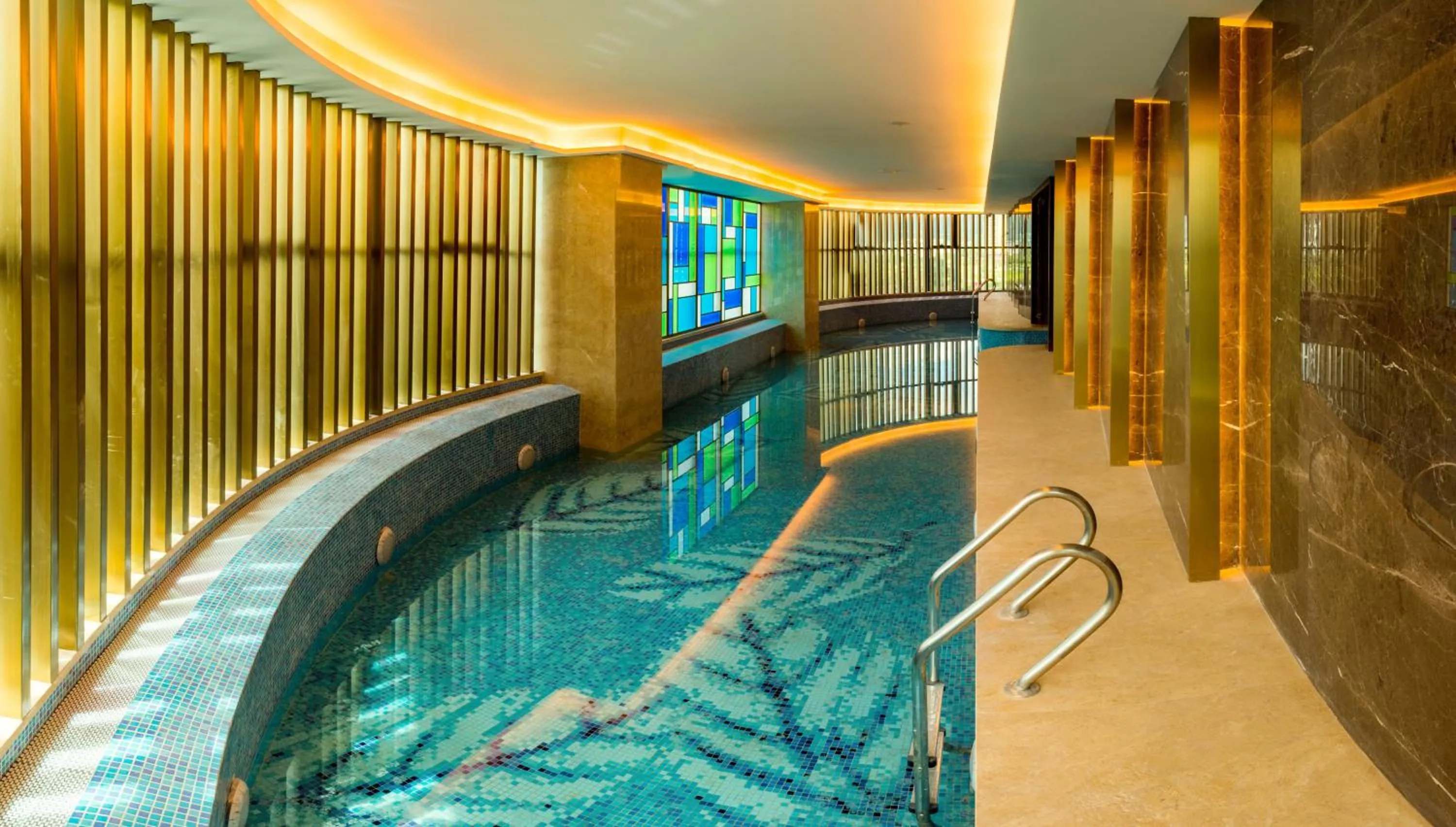 Swimming pool in Ramada Plaza Fuxian Lake