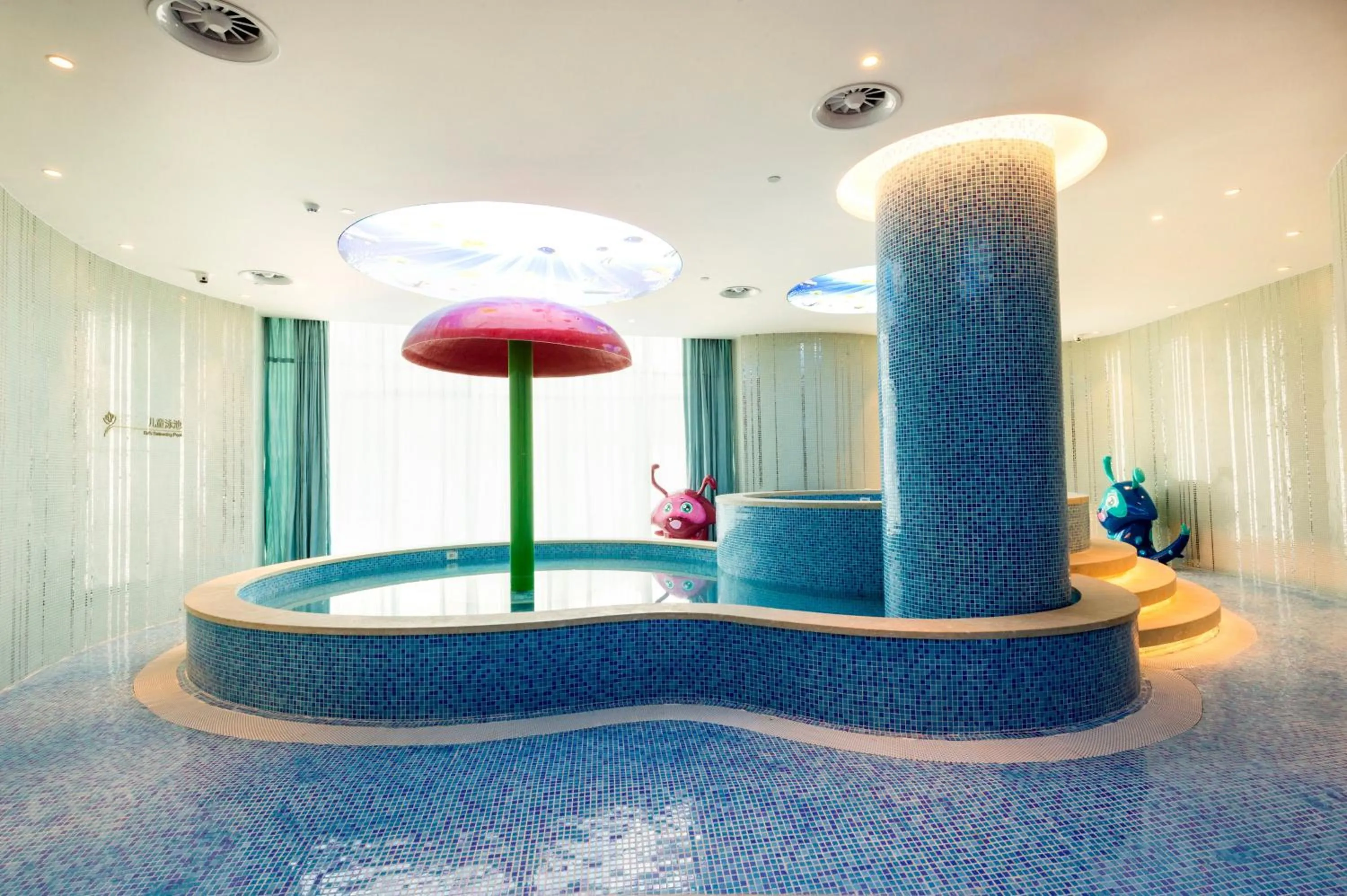 Swimming pool in Ramada Plaza Fuxian Lake