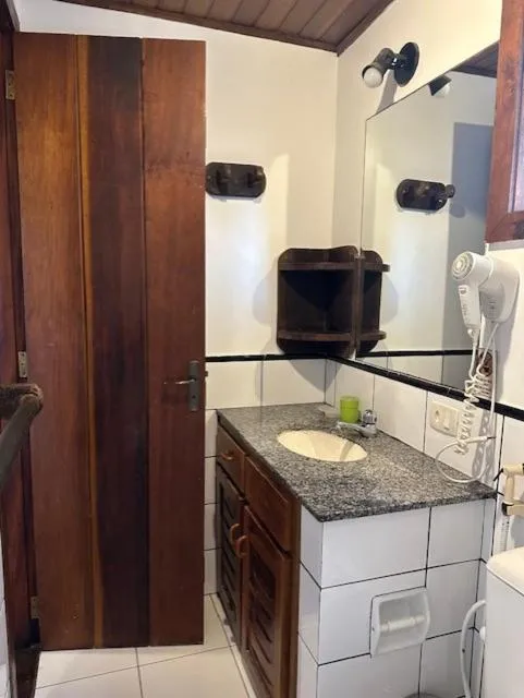 Bathroom in Pousada Casa das Rosas