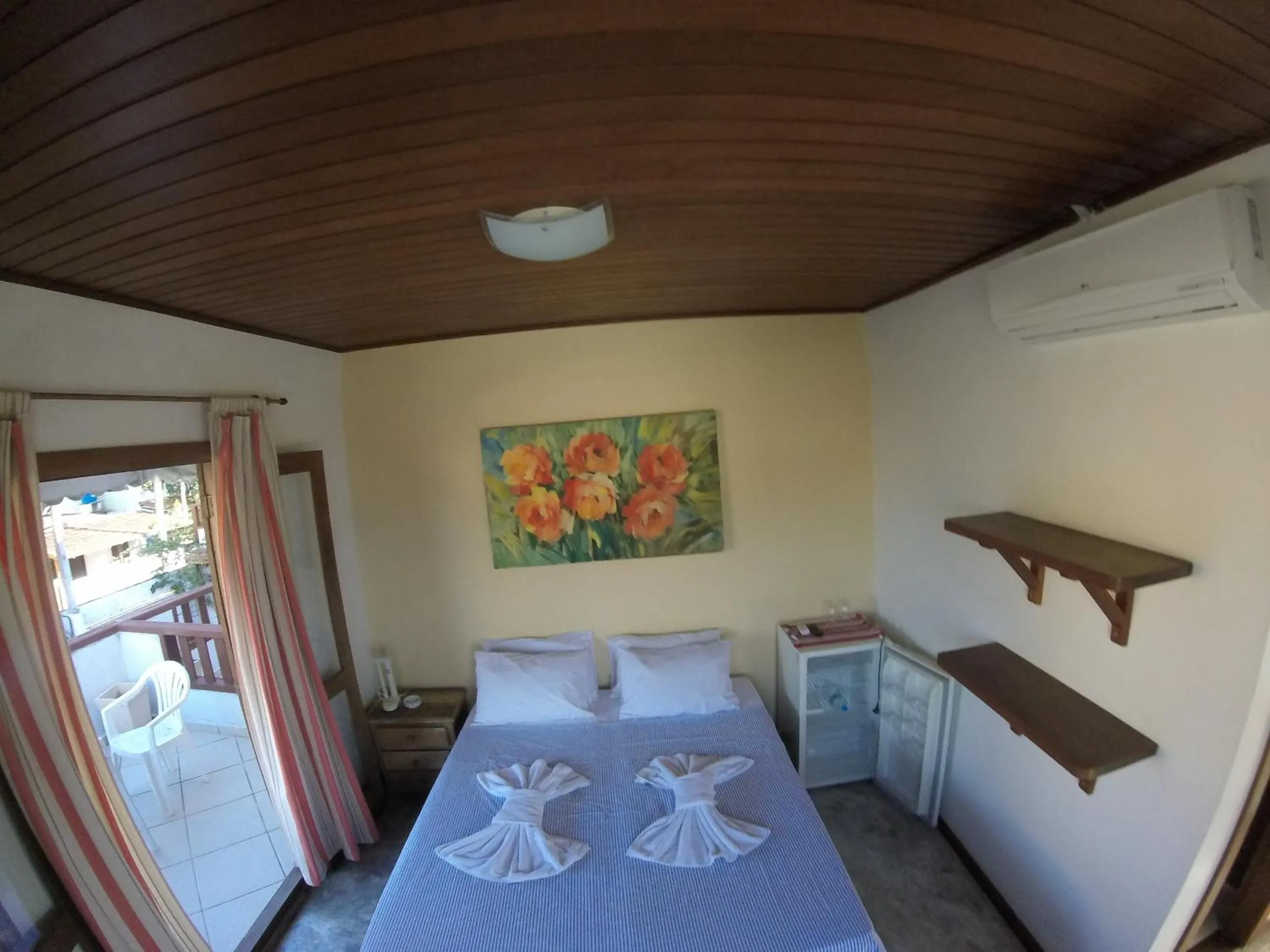 Photo of the whole room, Bed in Pousada Casa das Rosas