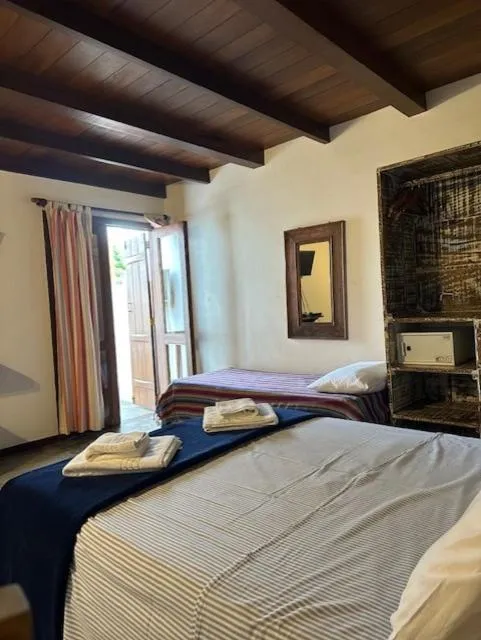 Photo of the whole room, Bed in Pousada Casa das Rosas