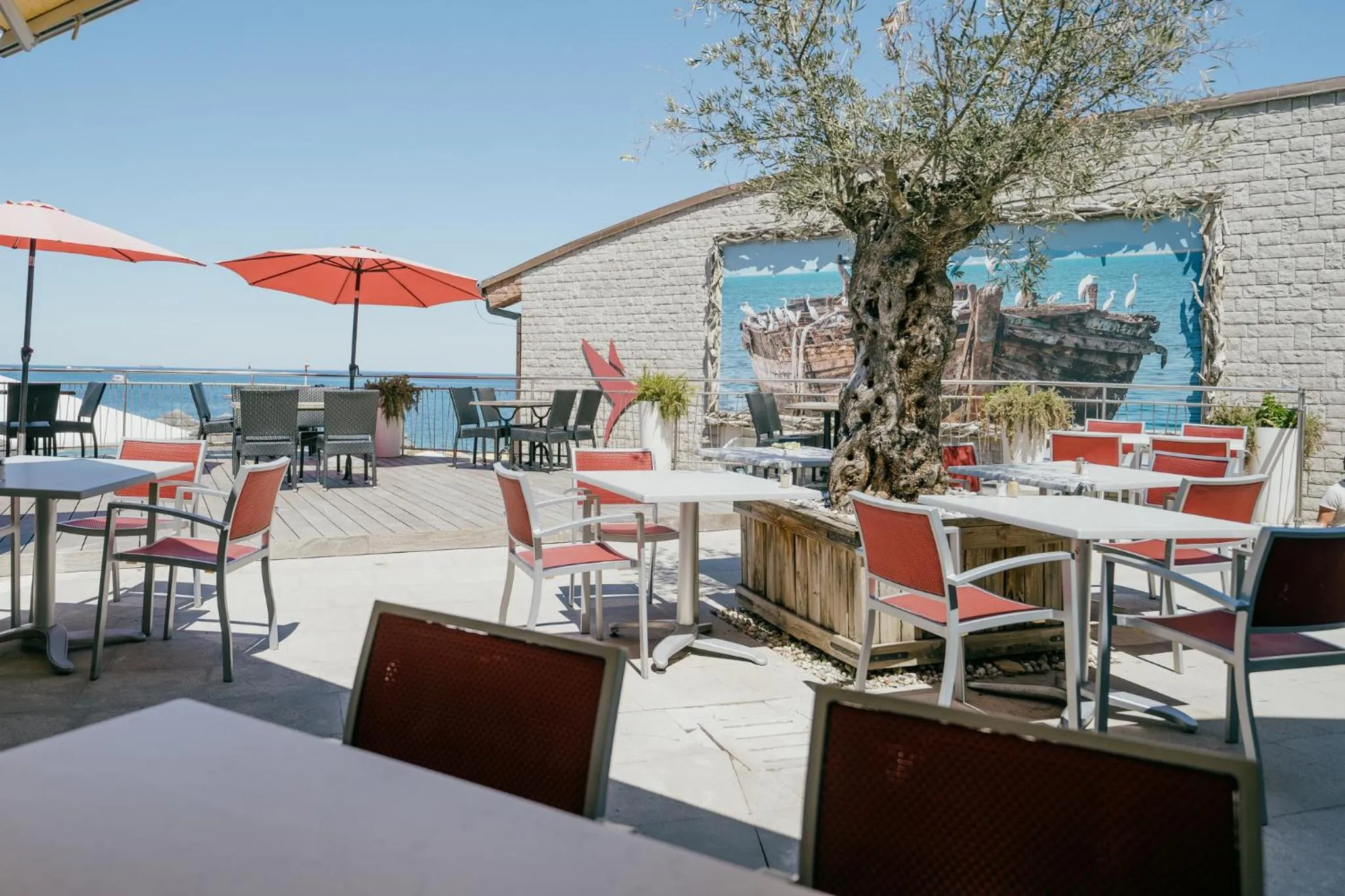 Restaurant/places to eat in Barbara Piran Beach Hotel