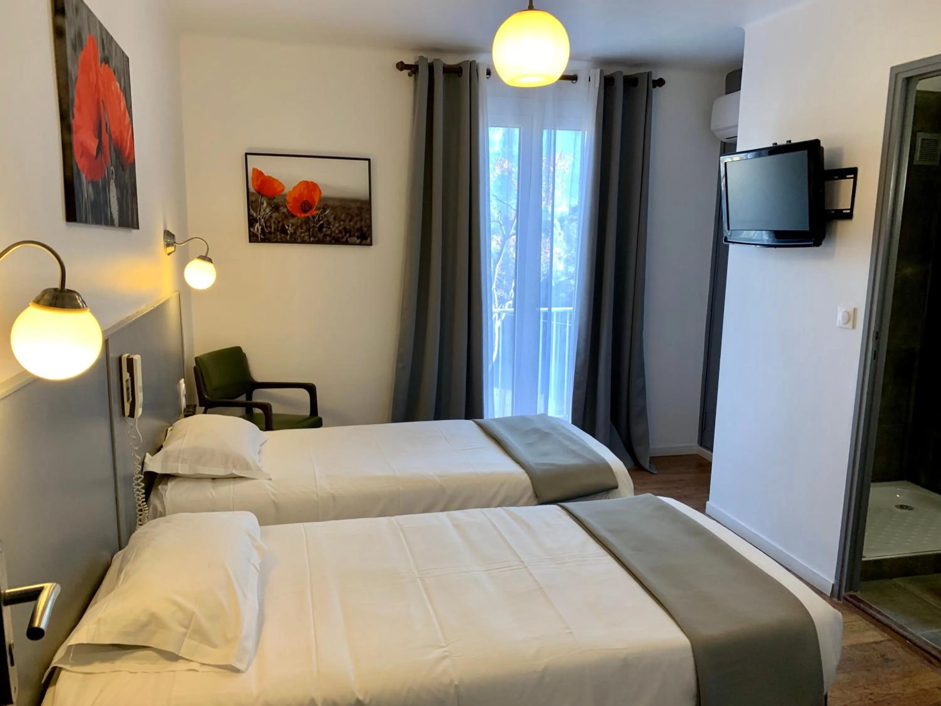 Bedroom, Bed in Hôtel les Arbousiers