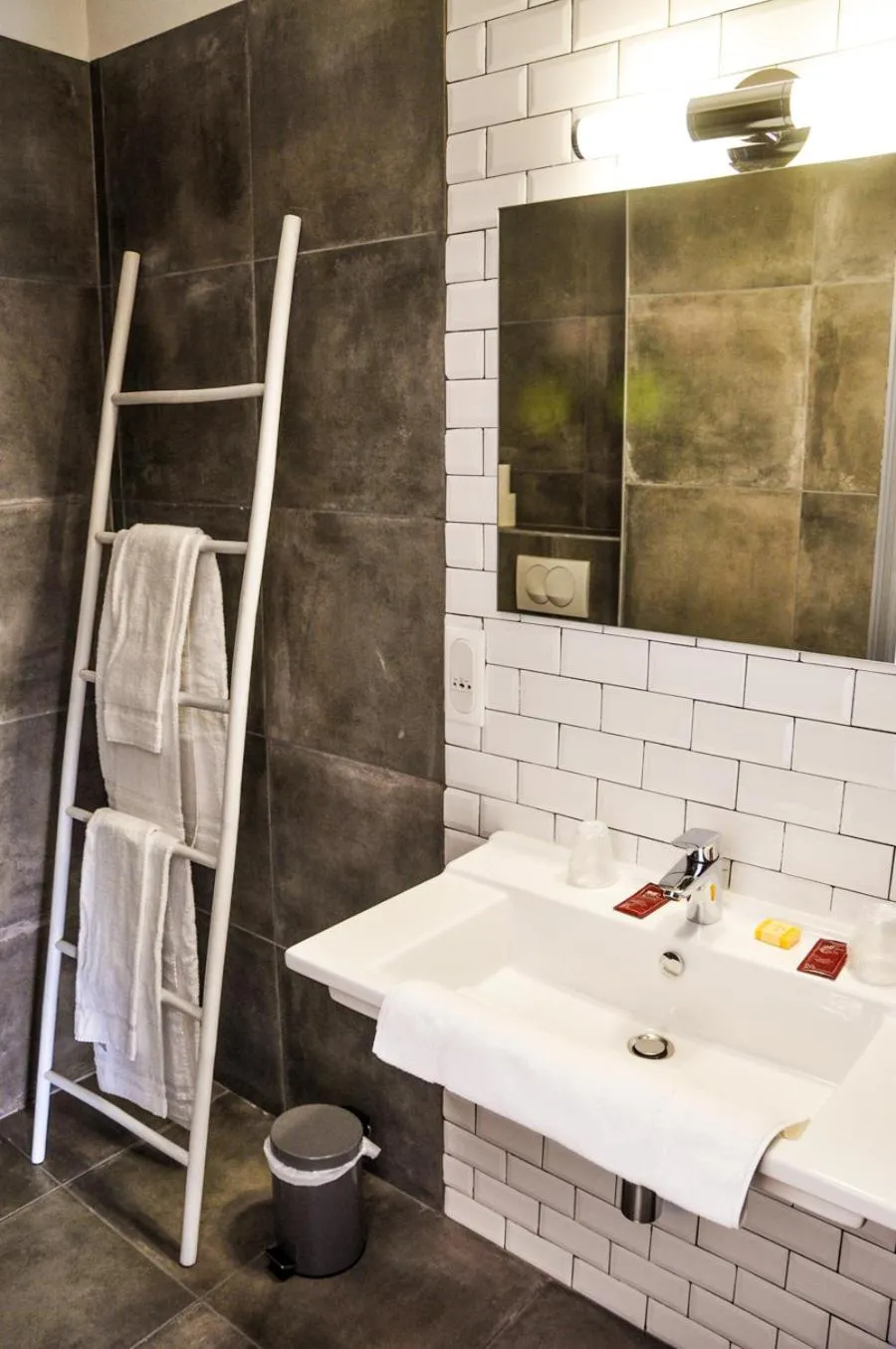 Bathroom in Hôtel les Arbousiers