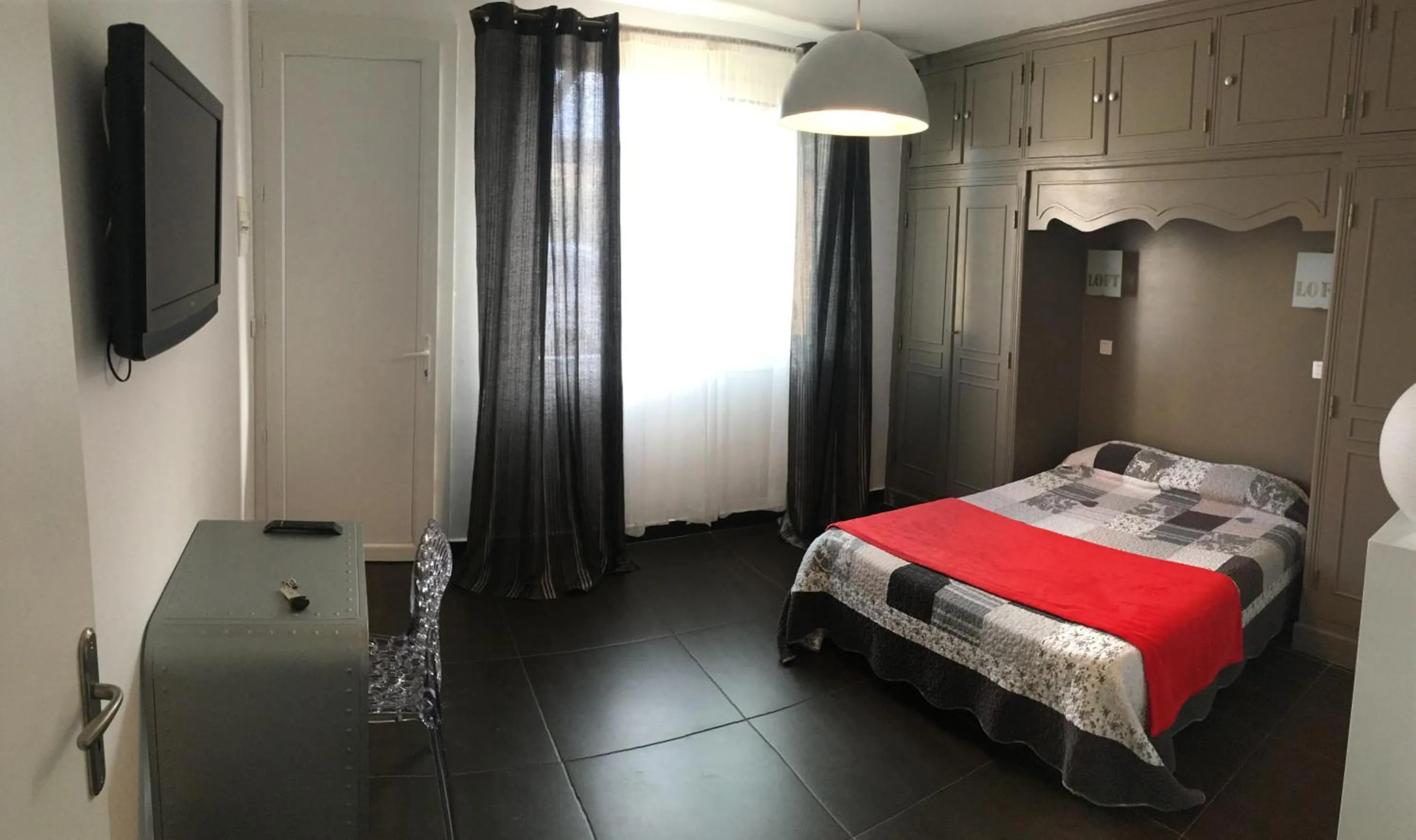 Staff, Bed in Hôtel les Arbousiers