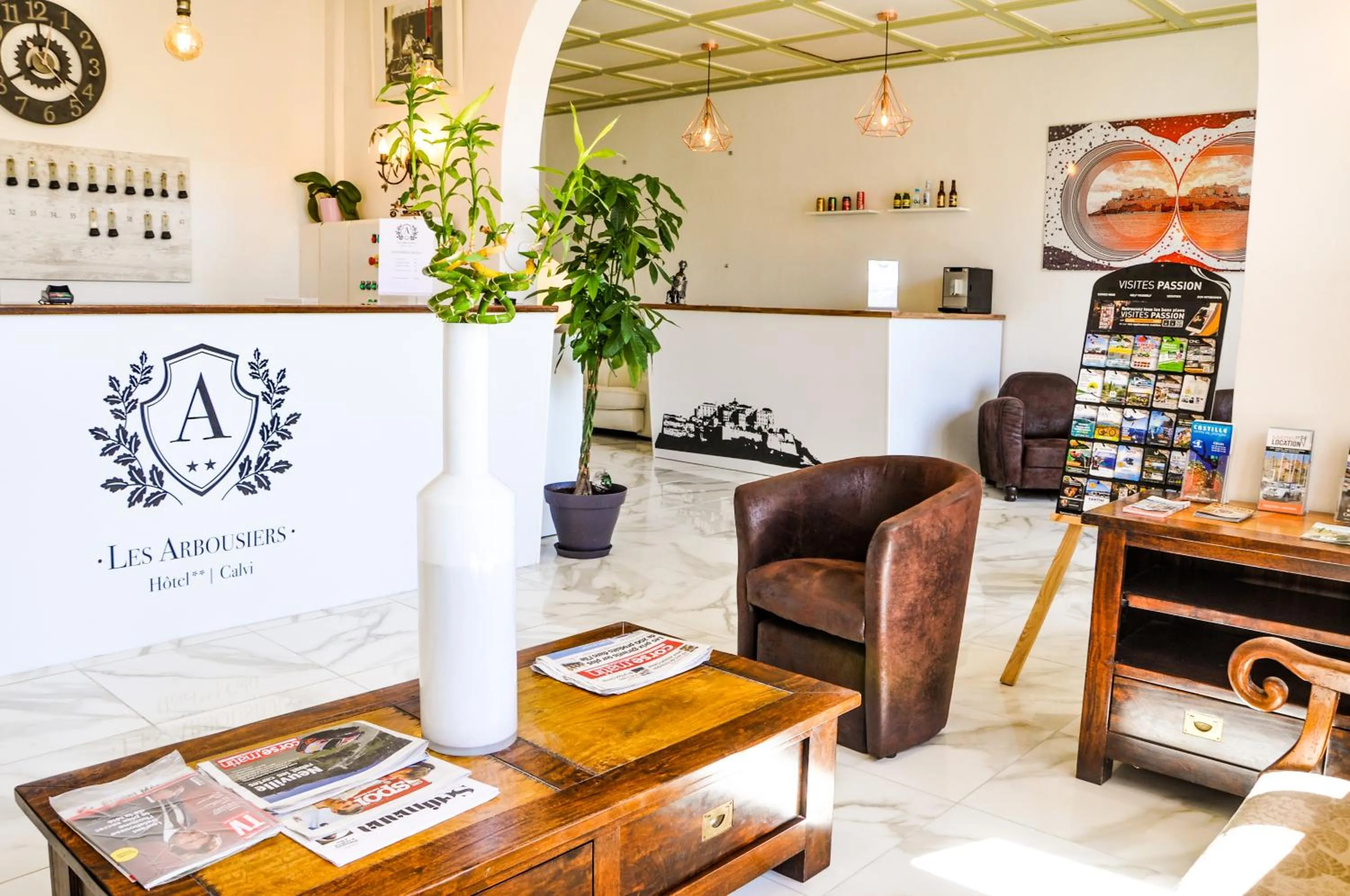 Lounge or bar in Hôtel les Arbousiers