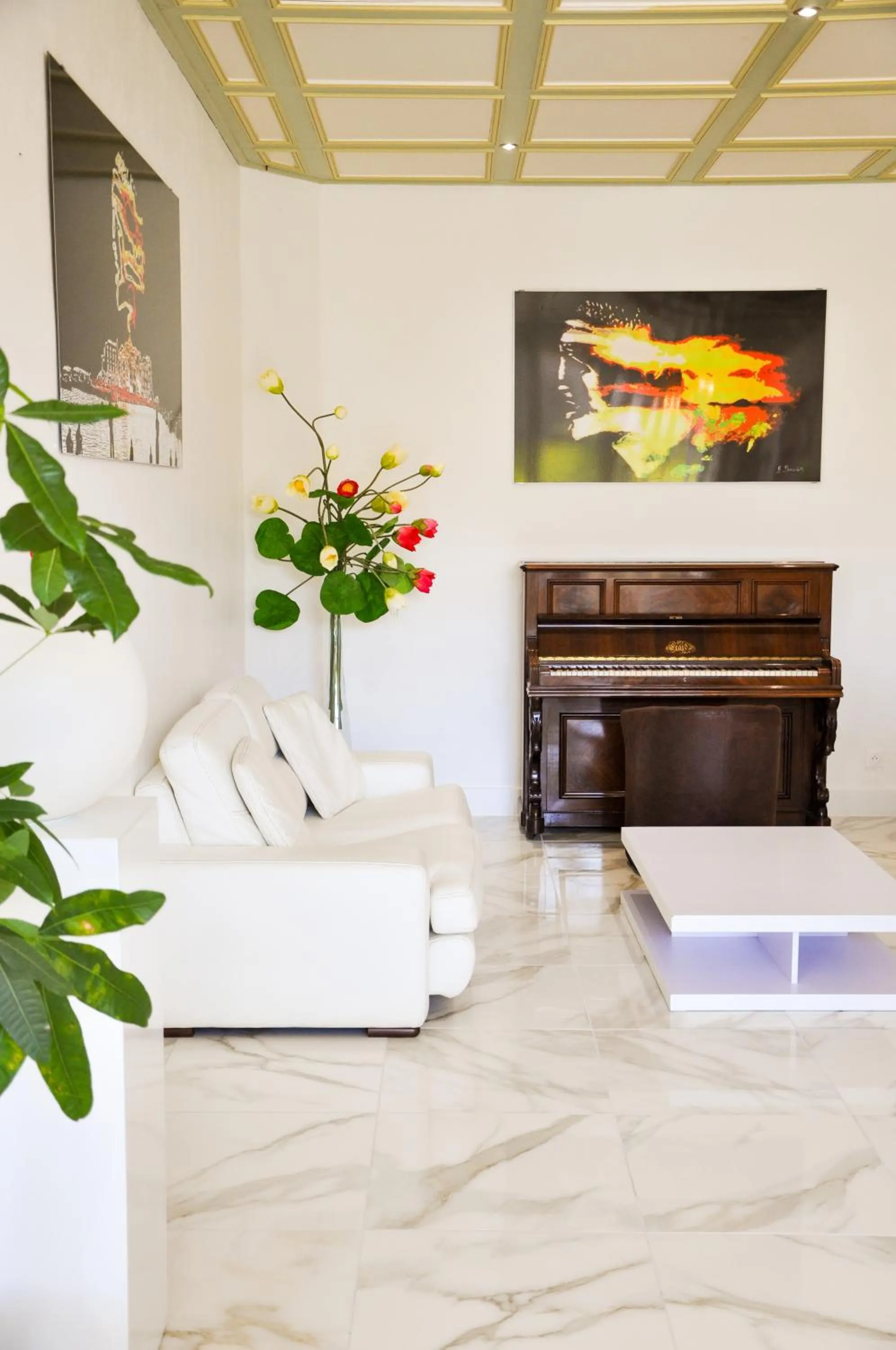 Living room in Hôtel les Arbousiers