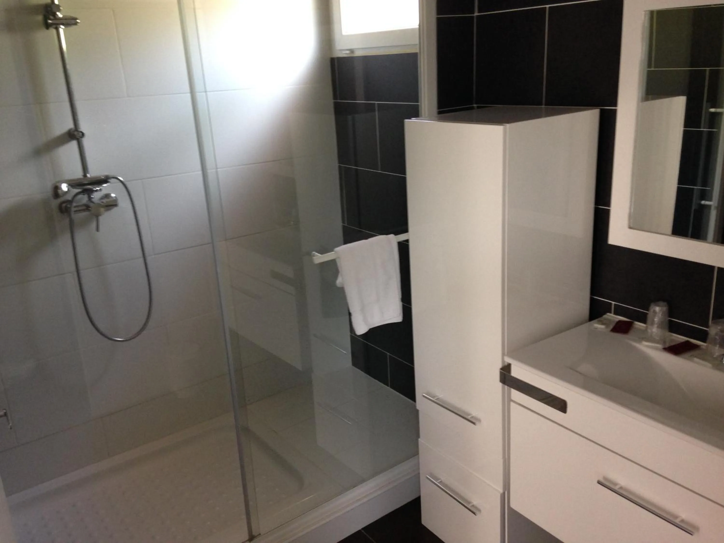 Bathroom in Hôtel les Arbousiers