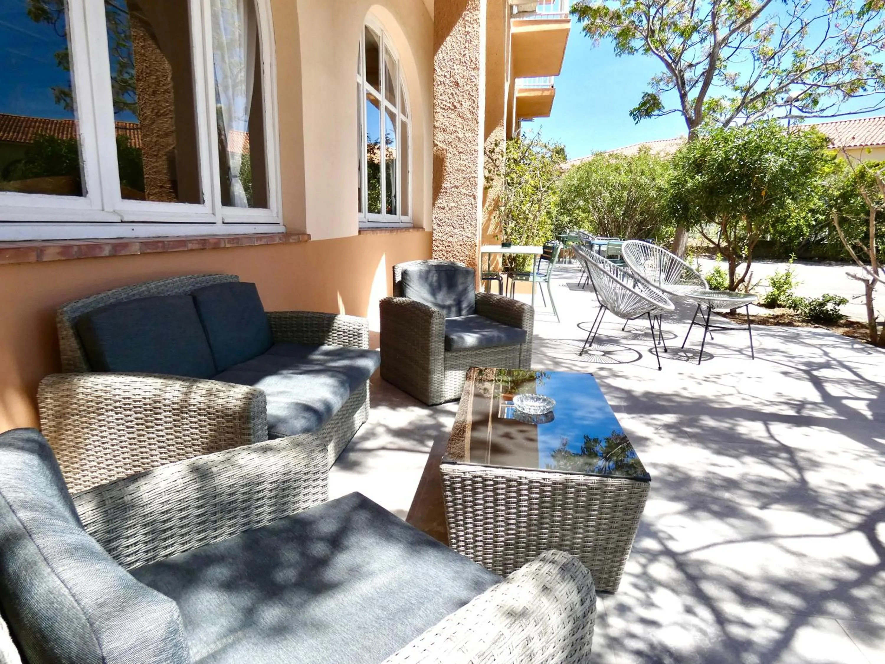 Patio in Hôtel les Arbousiers