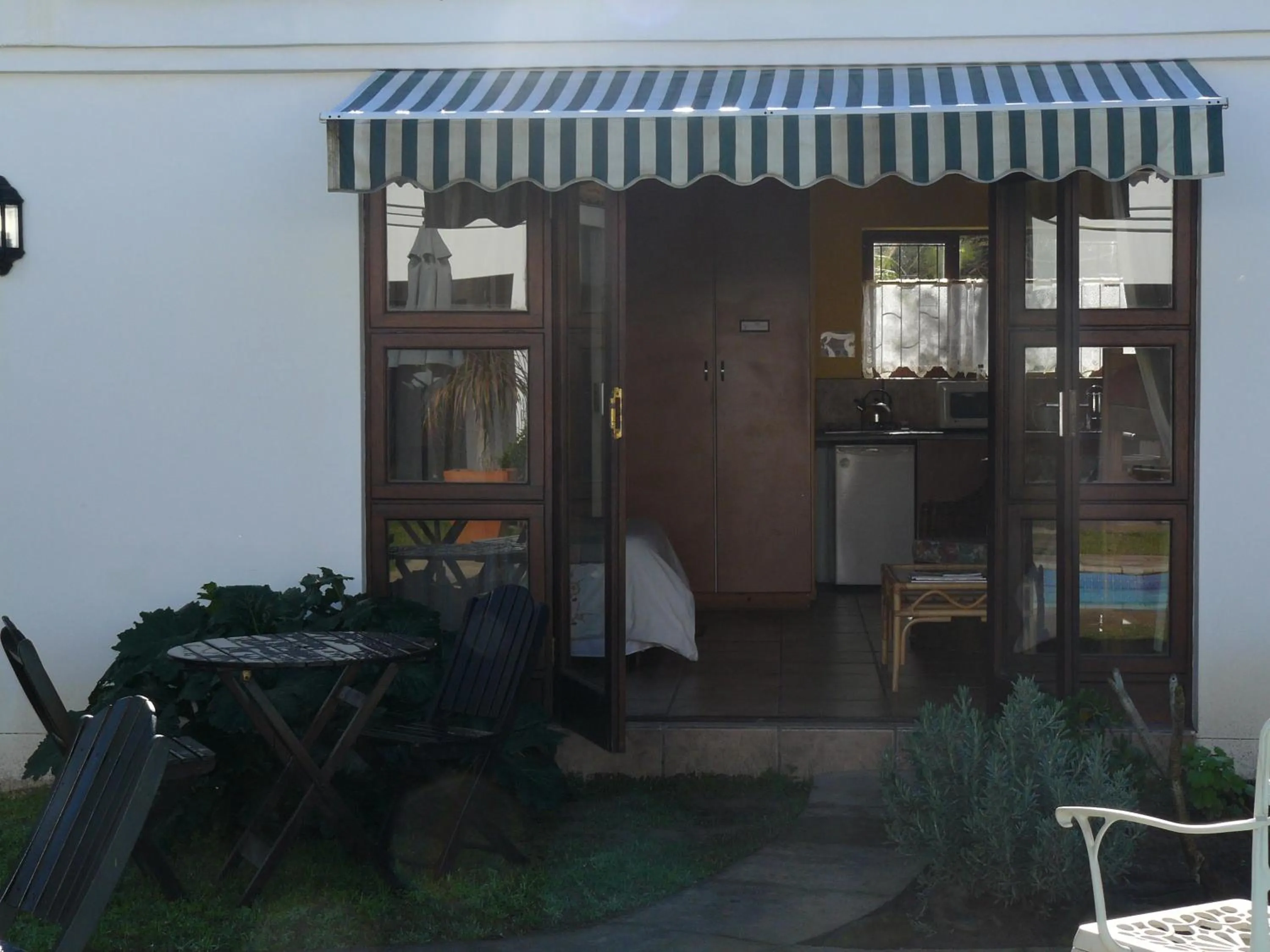 Facade/entrance in B My Guest