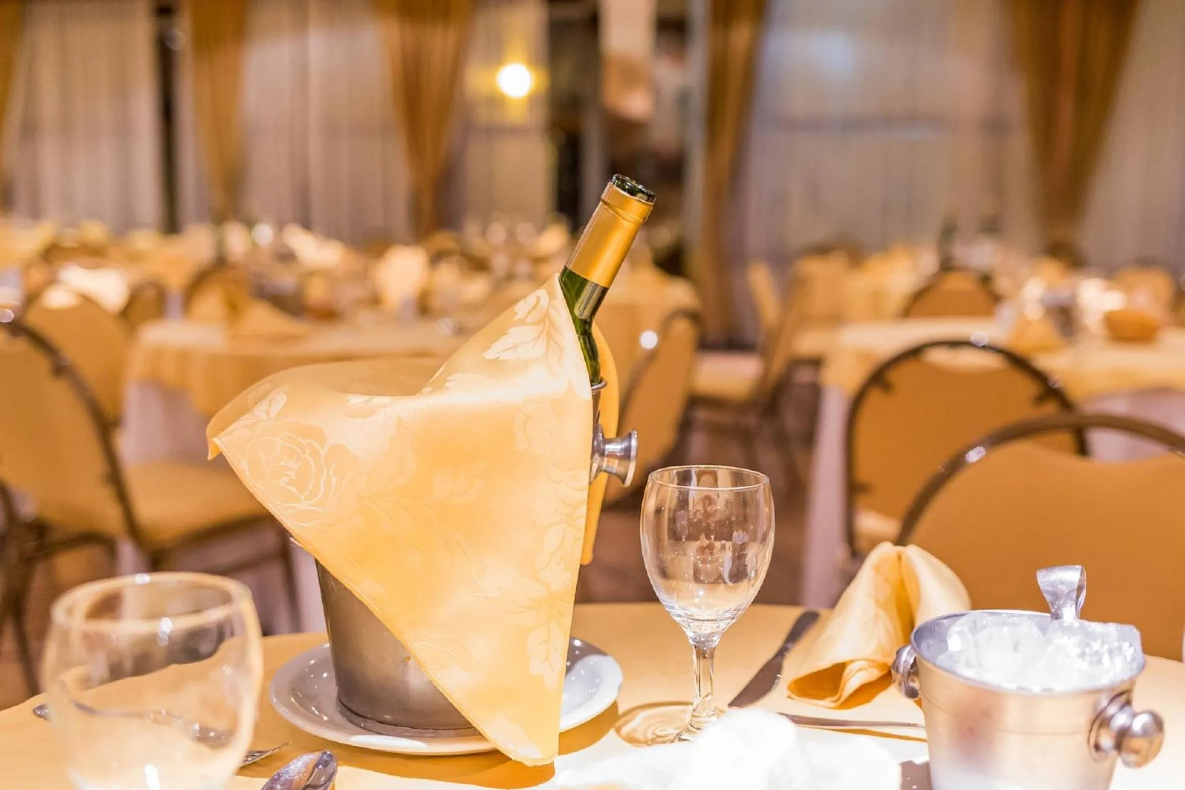 Restaurant/places to eat in Hotel Astor