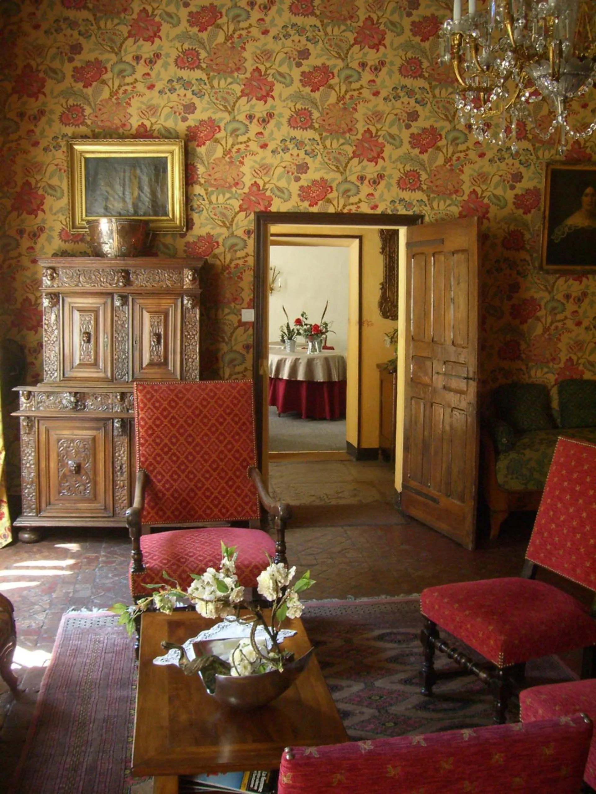 Communal lounge/ TV room in Hostellerie Le Beffroi