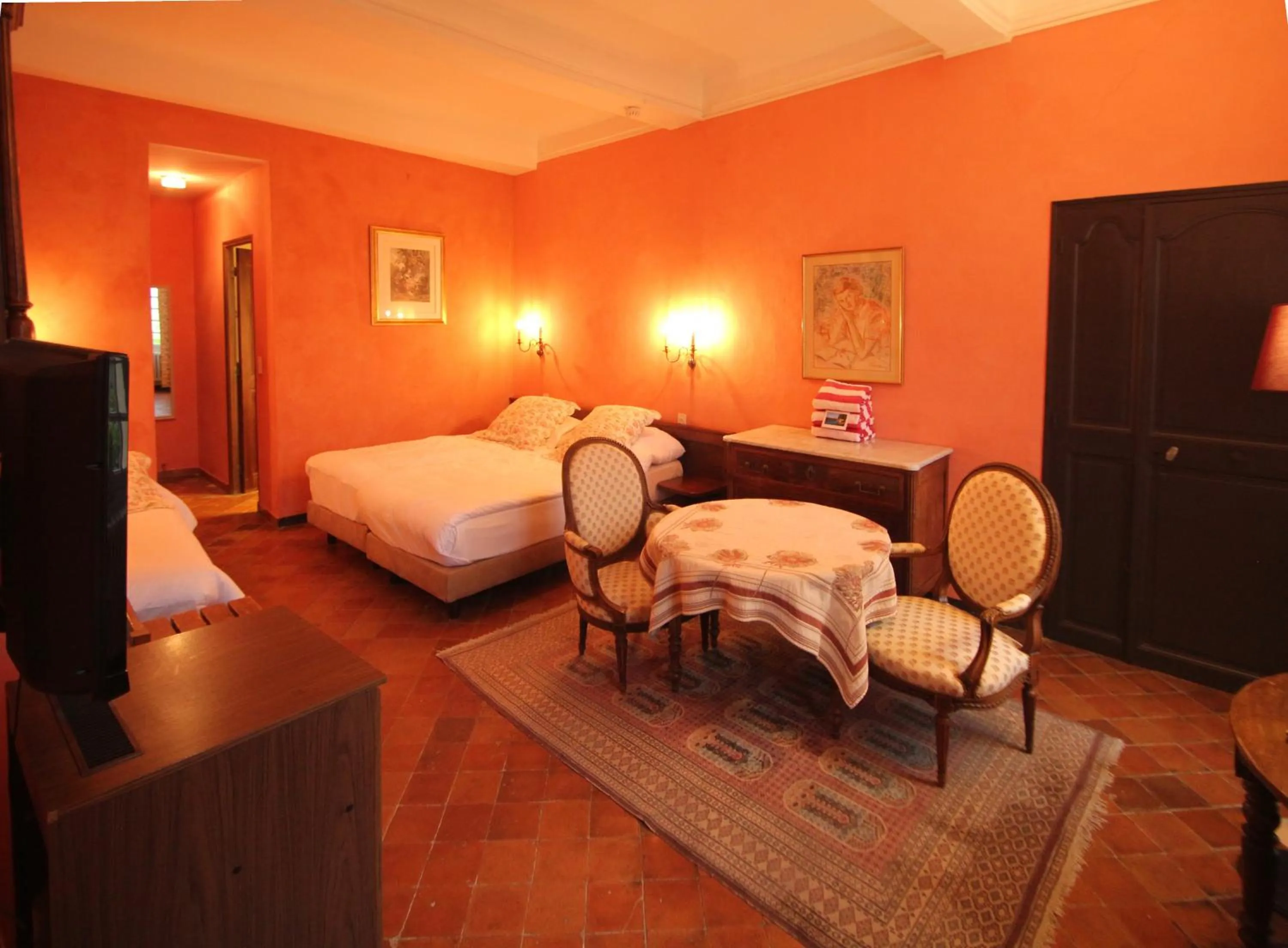 air conditioner, Bed in Hostellerie Le Beffroi