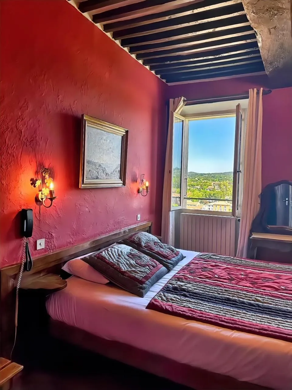 Property building, Bed in Hostellerie Le Beffroi