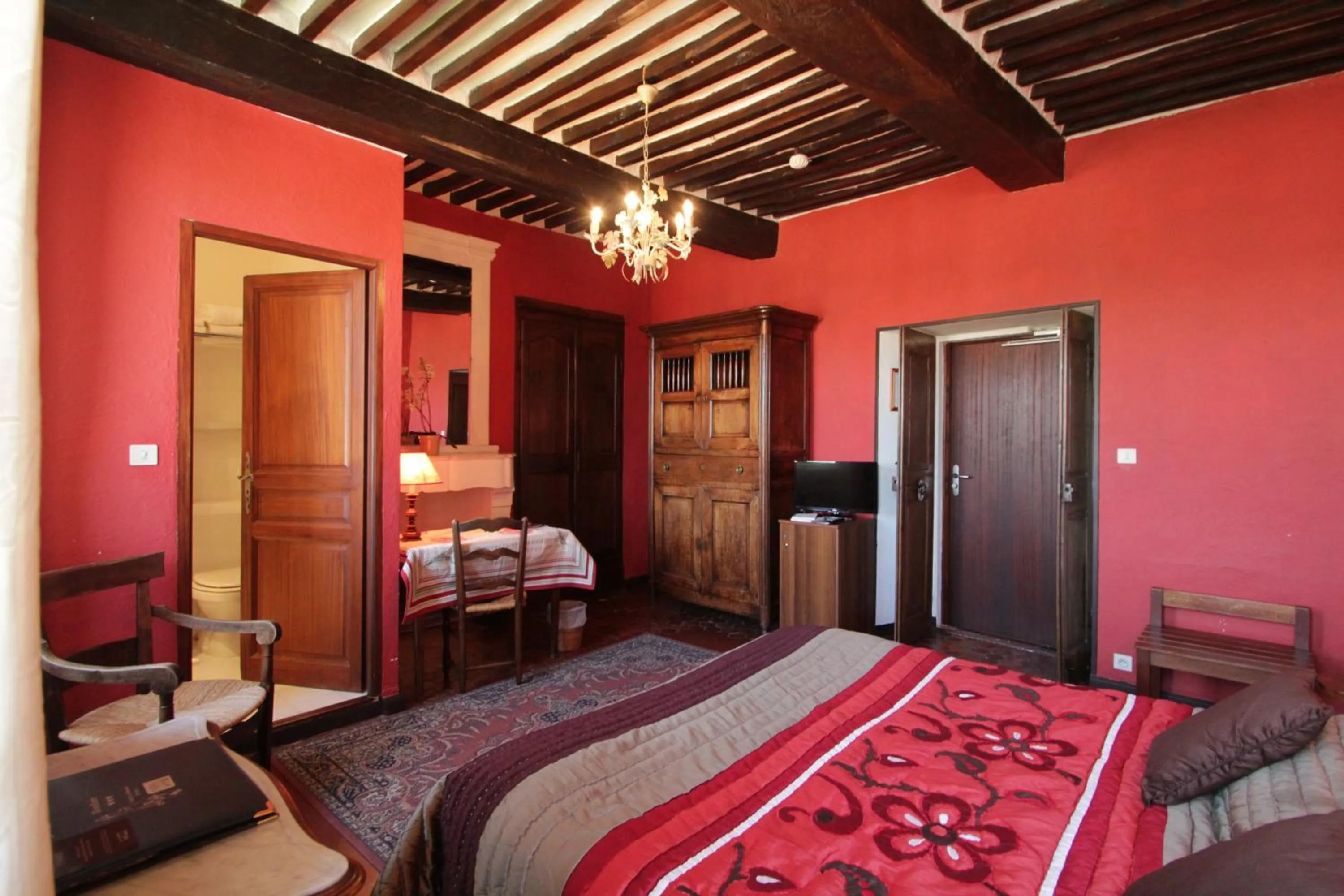 Photo of the whole room, Bed in Hostellerie Le Beffroi